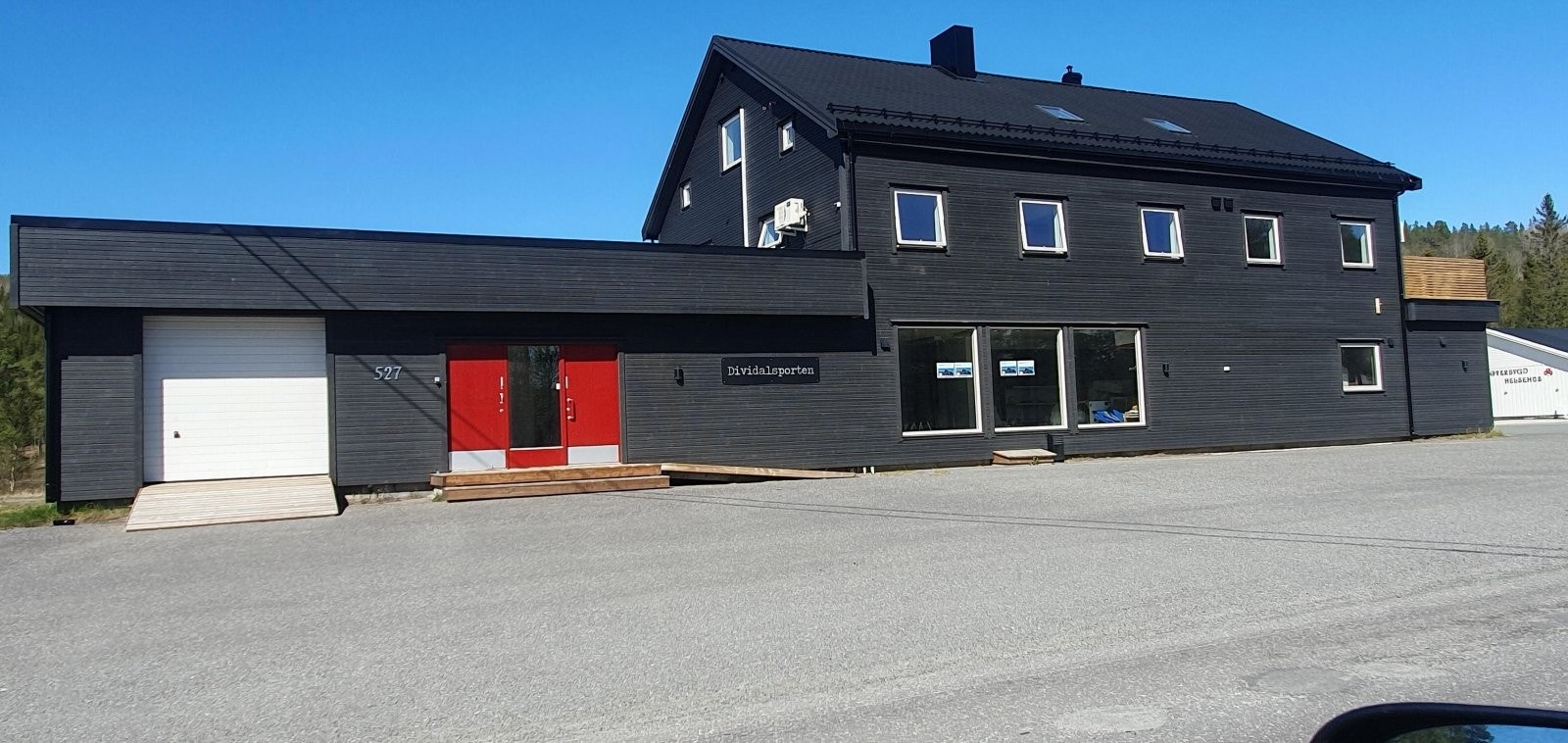 EstateOslo - Din Boligmegler MÅLSELV / ØVERBYGD / HOLT: Stort forretningsbygg med fleksible næringslokaler og 3 leiligheter - Nylig renovert Dividalspo