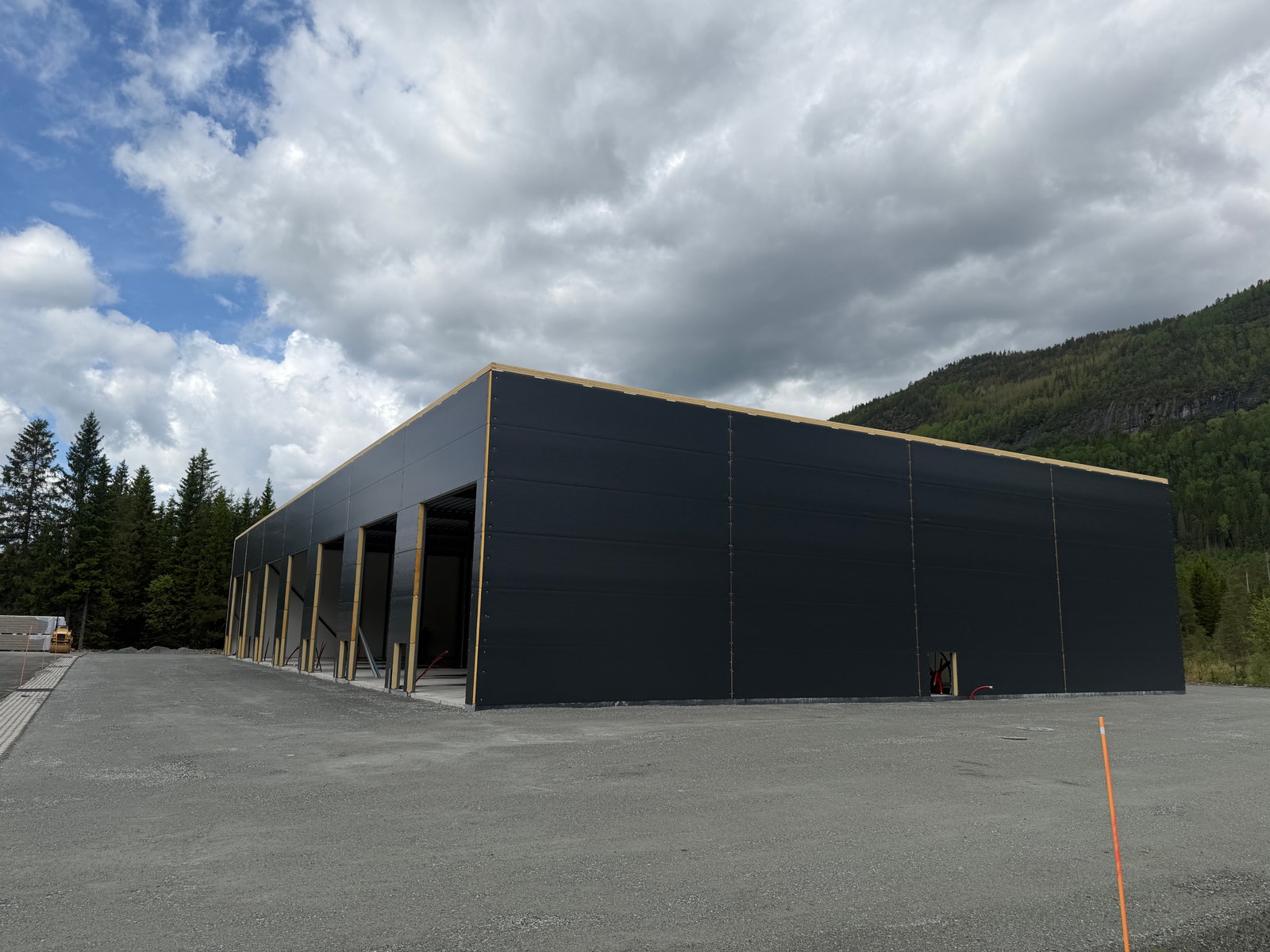 Bygg 2
Det er stor bygge aktivitet nå.
Vi forventer overlevering 26.06.25 Galleribilde