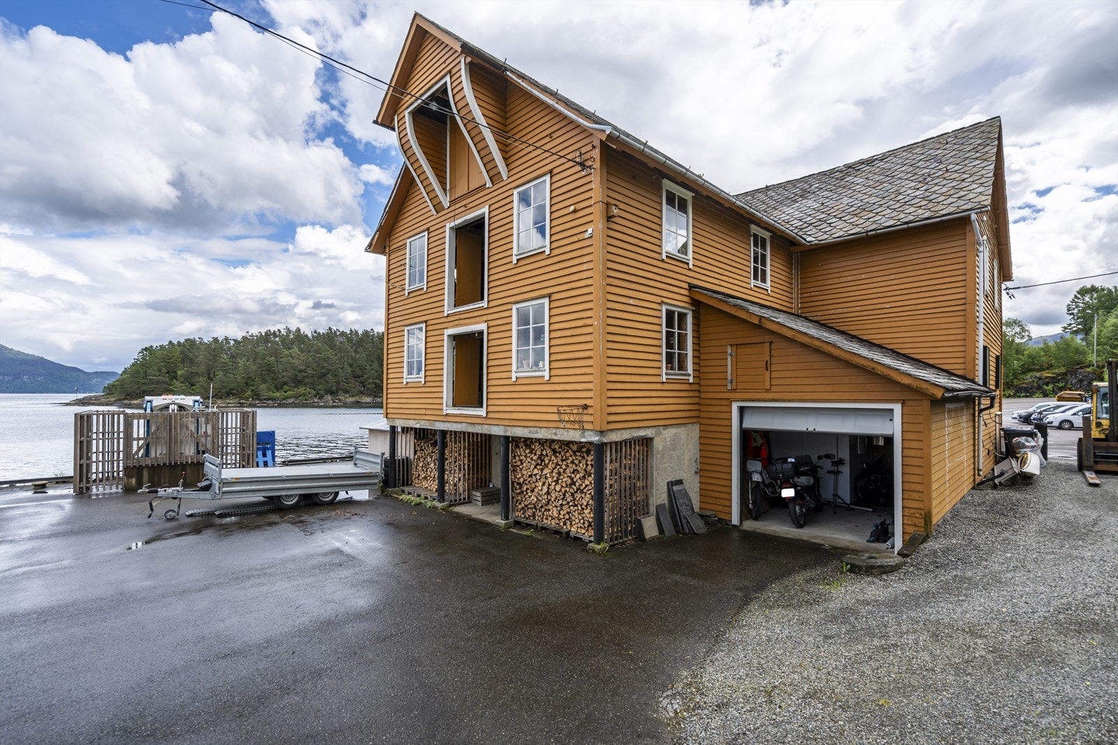 Asfaltert/gruset tomt med gode parkeringsmuligheter. Galleribilde
