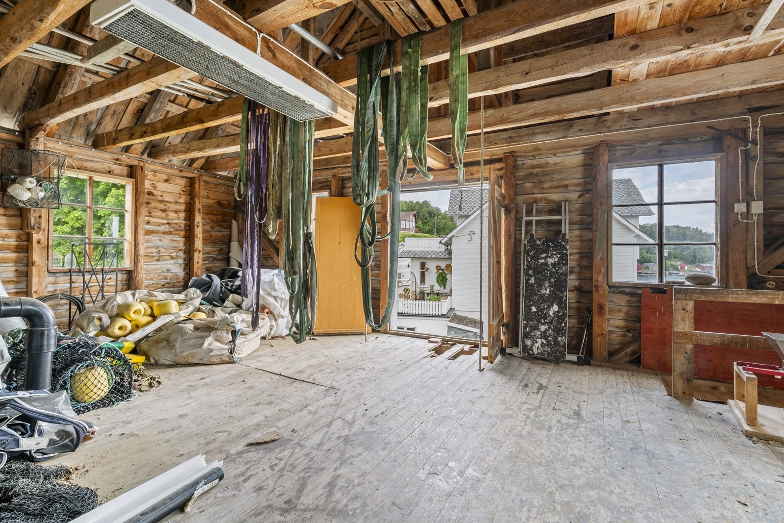 Loftsetasjen har et stort åpent loftsrom. Galleribilde