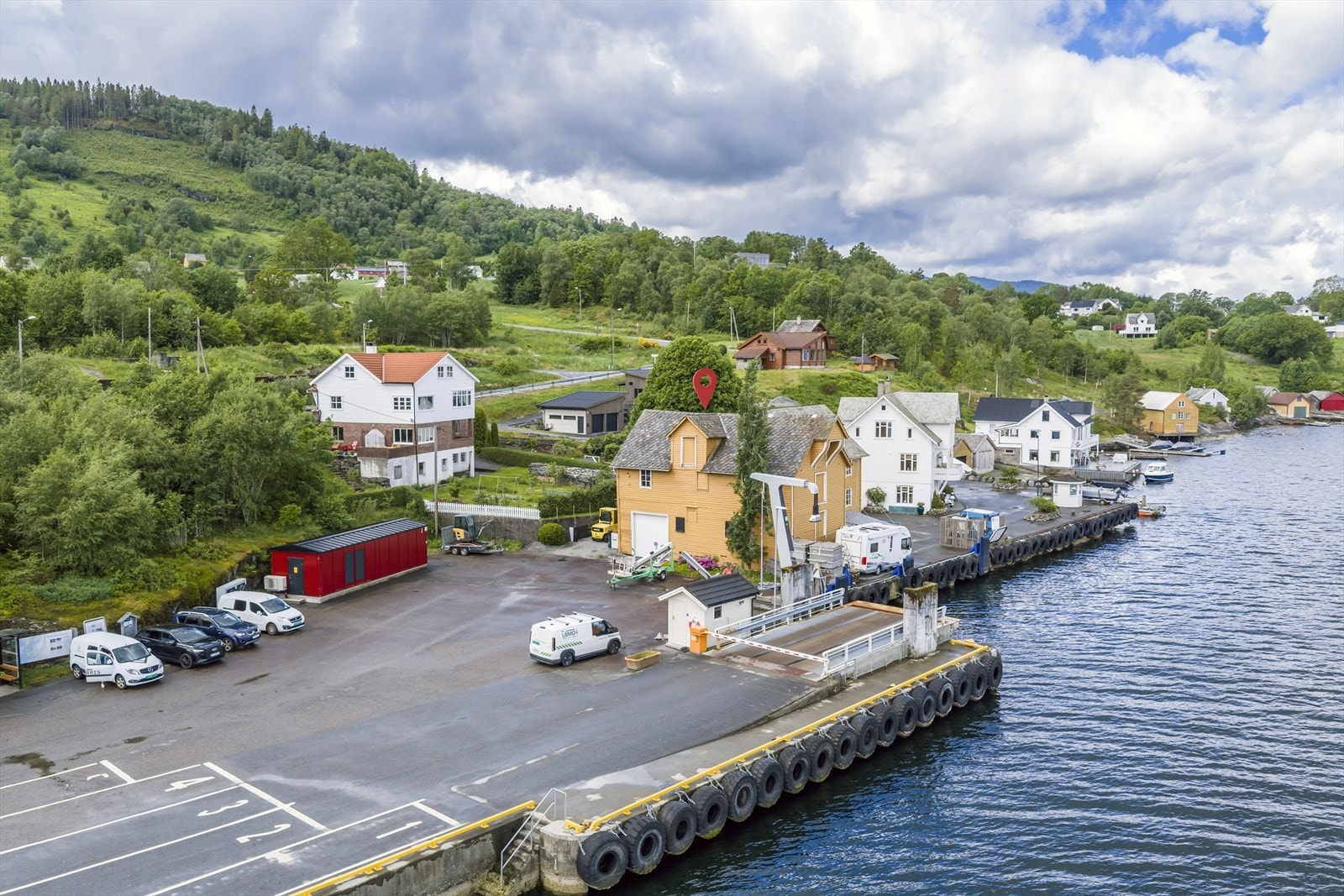Attraktiv og strategisk beliggenhet langs Bjoavegen i Bjoa, nord i Vindafjord kommune. Galleribilde