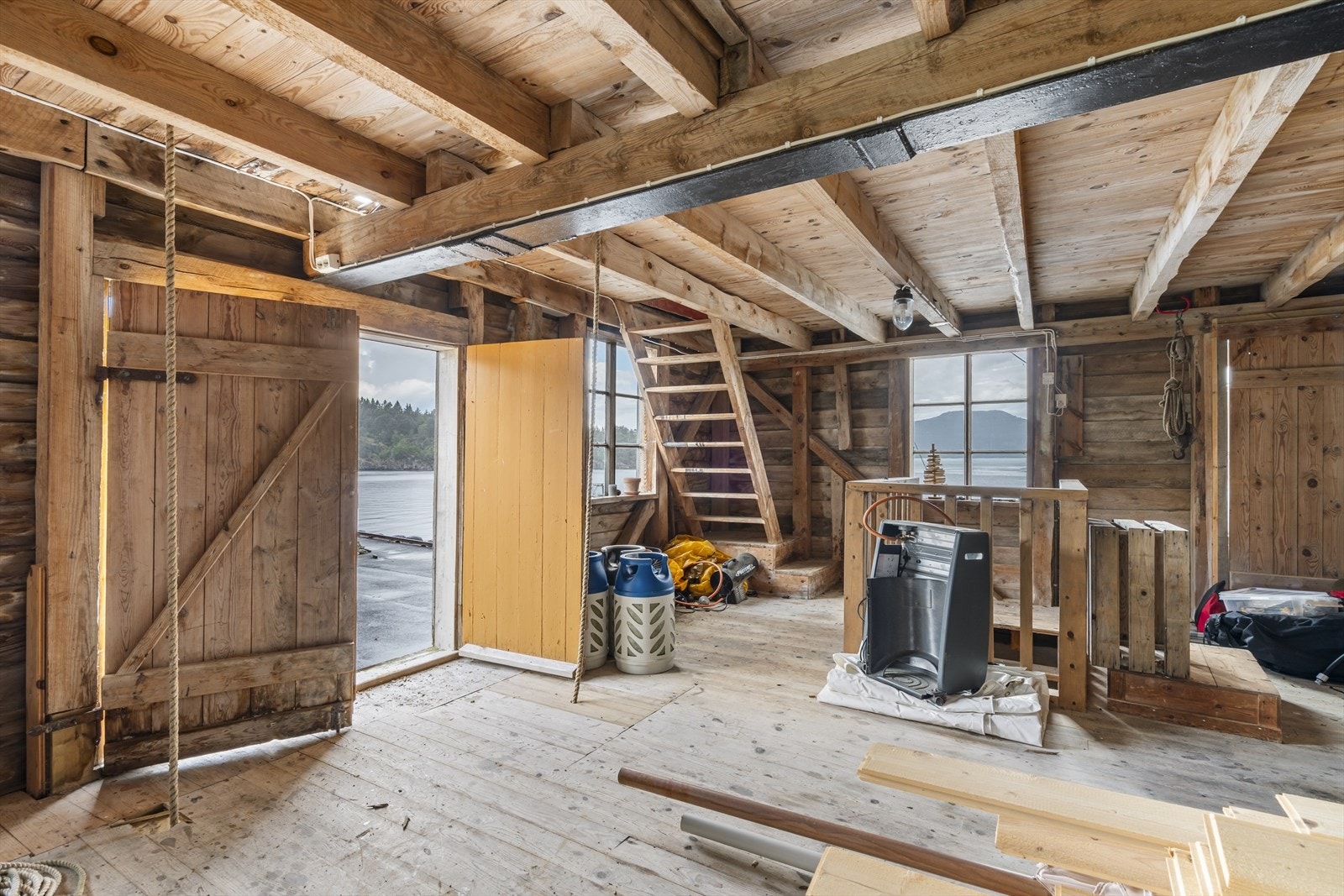 I denne etasjen finner du et større lagerrom, kontor, mellomgang/disponibelt rom og integrert garasje. Galleribilde