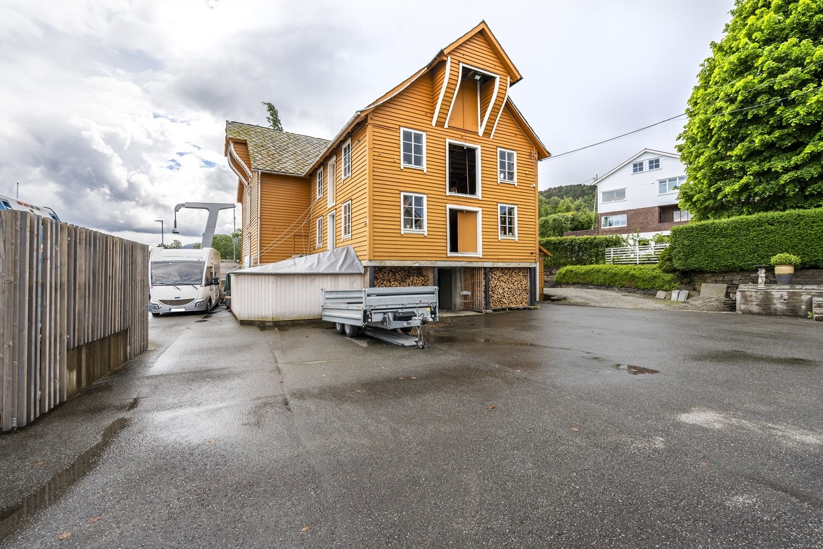 Bygningen fremstår som et omfattende rehabiliteringsprosjekt og selges med behov for total rehabilitering. Galleribilde