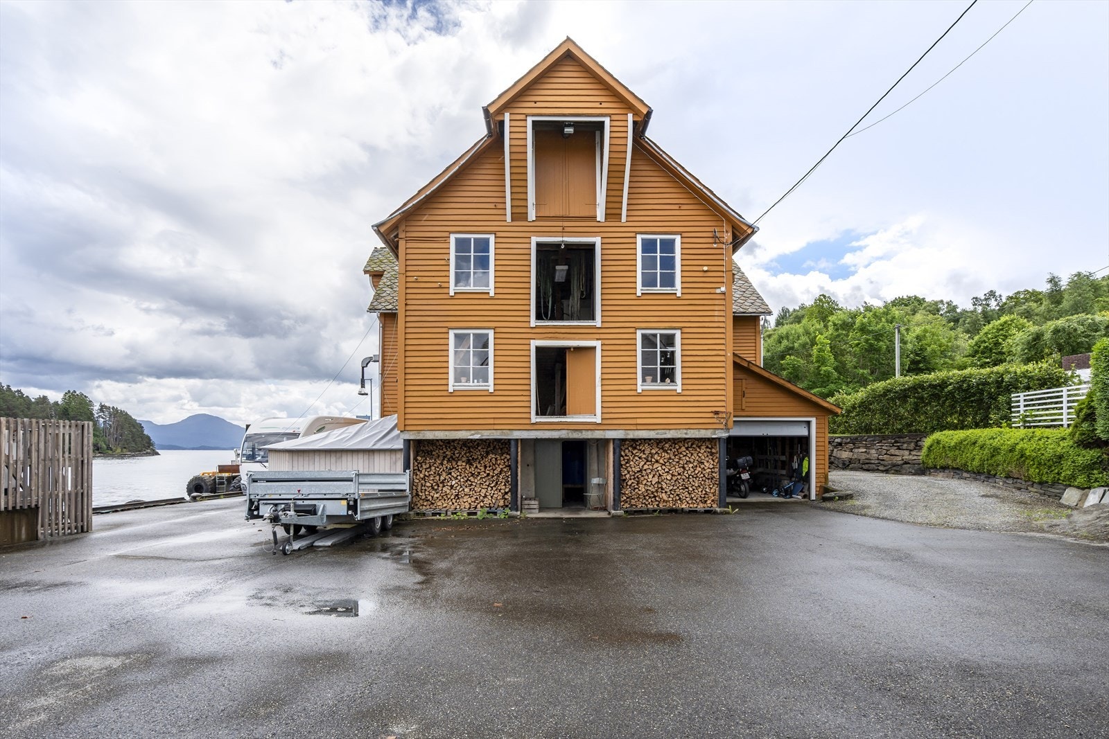 For den rette kjøper representerer dette en sjelden anledning til å skape et moderne og funksjonelt næringsbygg på en attraktiv tomt som grenser til sjøen. Galleribilde