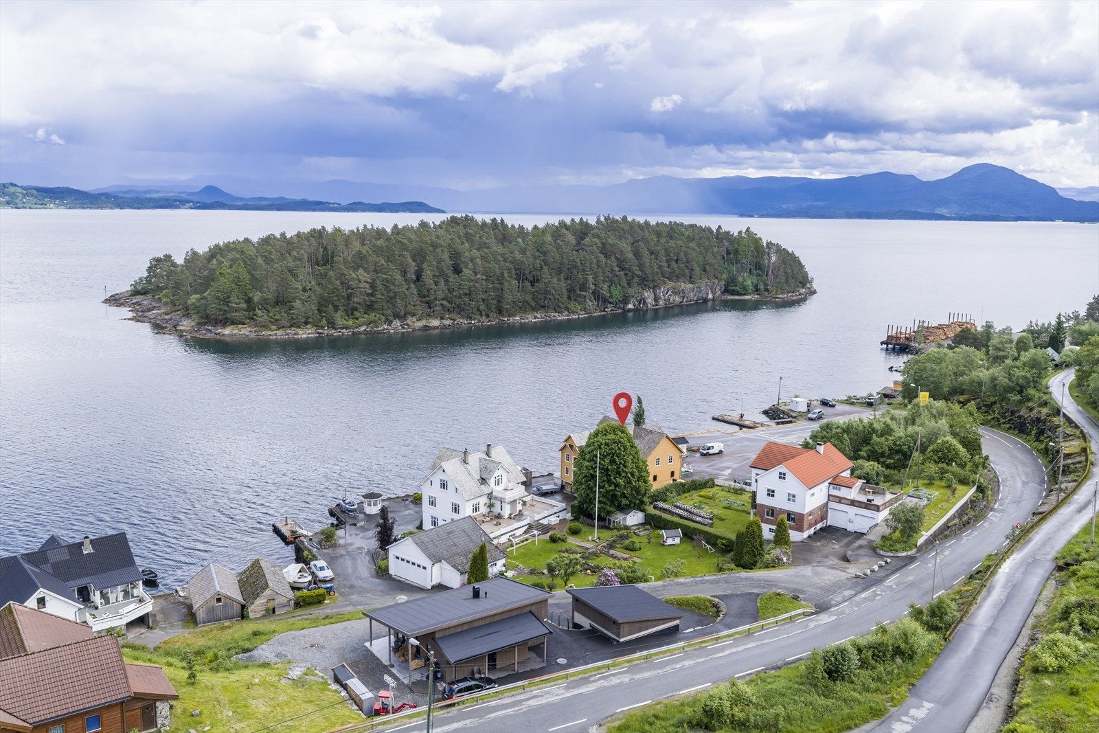 Området er kjent for sitt aktive næringsliv innen industri, maritim virksomhet, landbruk og service, samtidig som det har gode forbindelser til de viktigste transportårene i regionen. Galleribilde