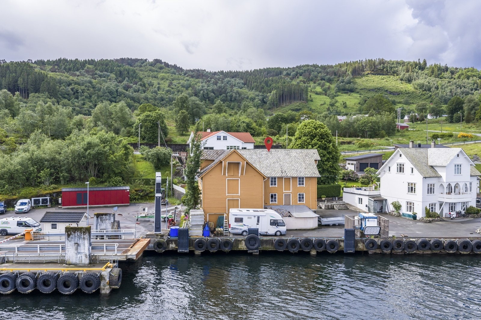 Eiendommen har en flott beliggenhet ved sjøen, like ved Utbjoa ferjekai. Galleribilde
