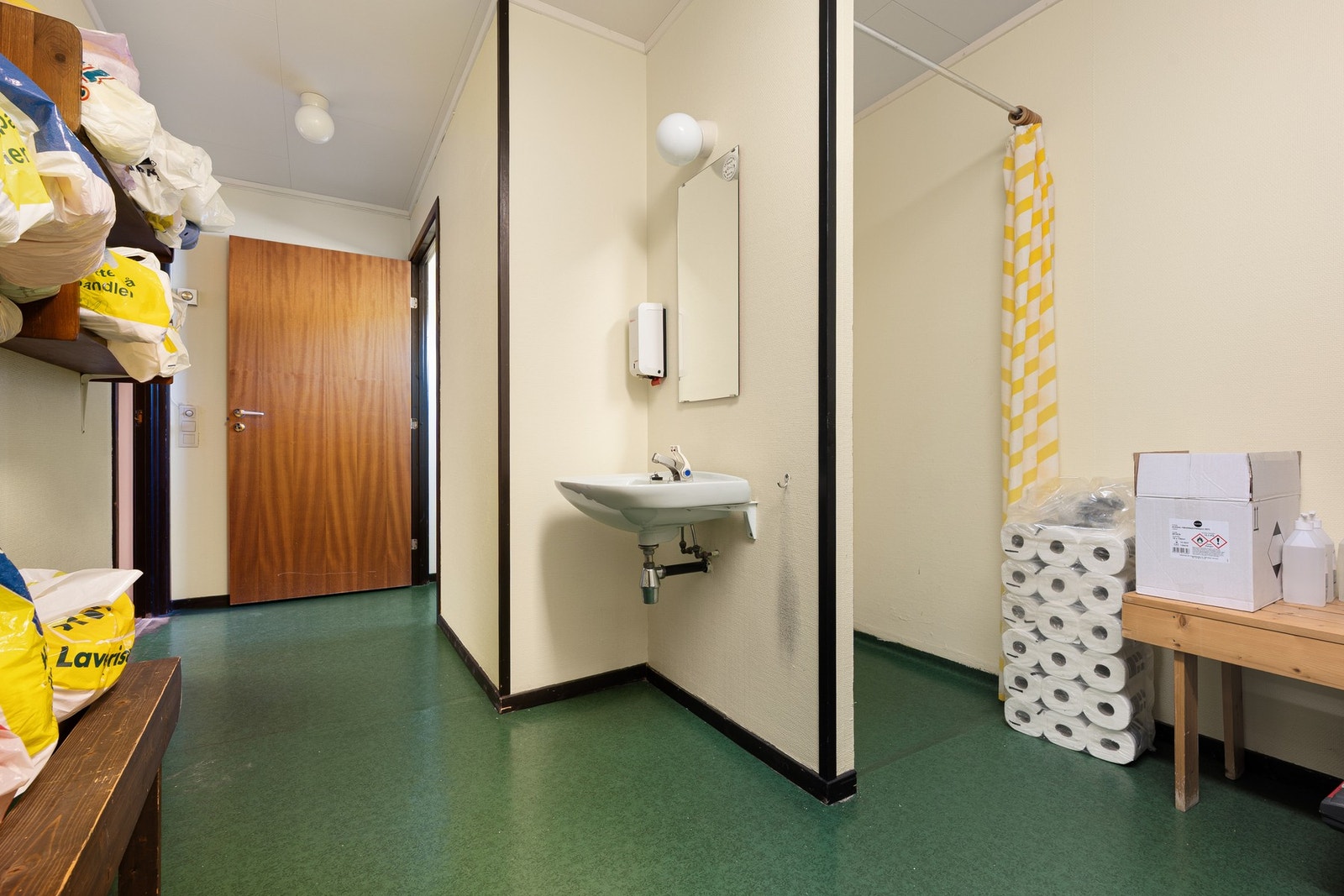 Det er 2 stk garderober Galleribilde