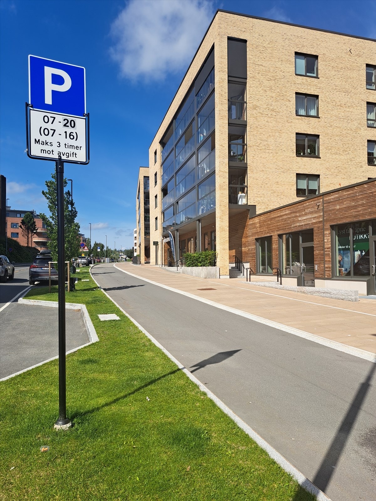Parkeringslommer langs veien med Kommunale plasser Galleribilde