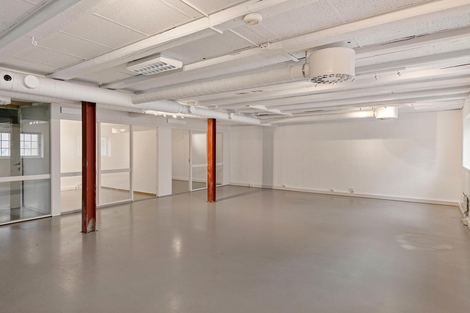 To møterom med modulvegger i glass. Kan også brukes til kontorcelle Galleribilde