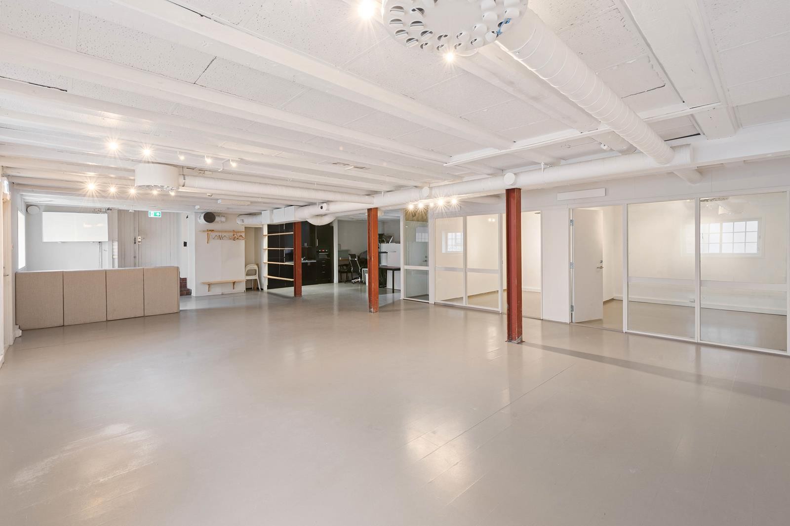 Inngangspartiet til kontoret ligger i nærheten av kjøkkenet. Galleribilde