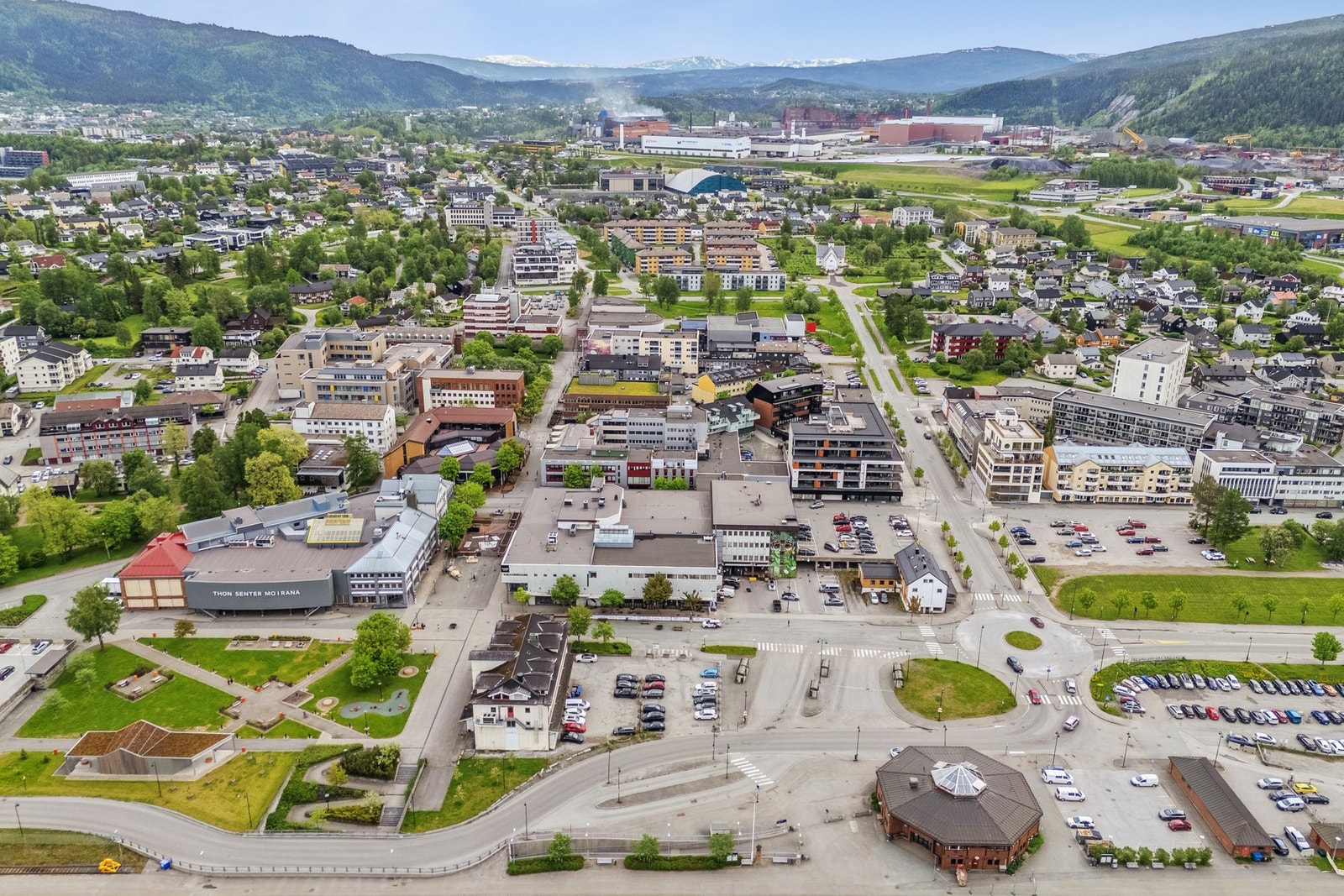 Jernbanegata og kirkegata Galleribilde