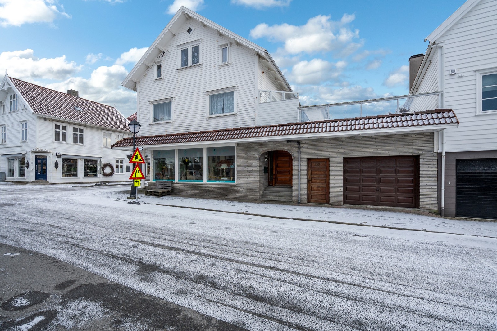 Garasje og egen inngang til boligdelen. Her har en takterrasse over med gode solforhold. Galleribilde