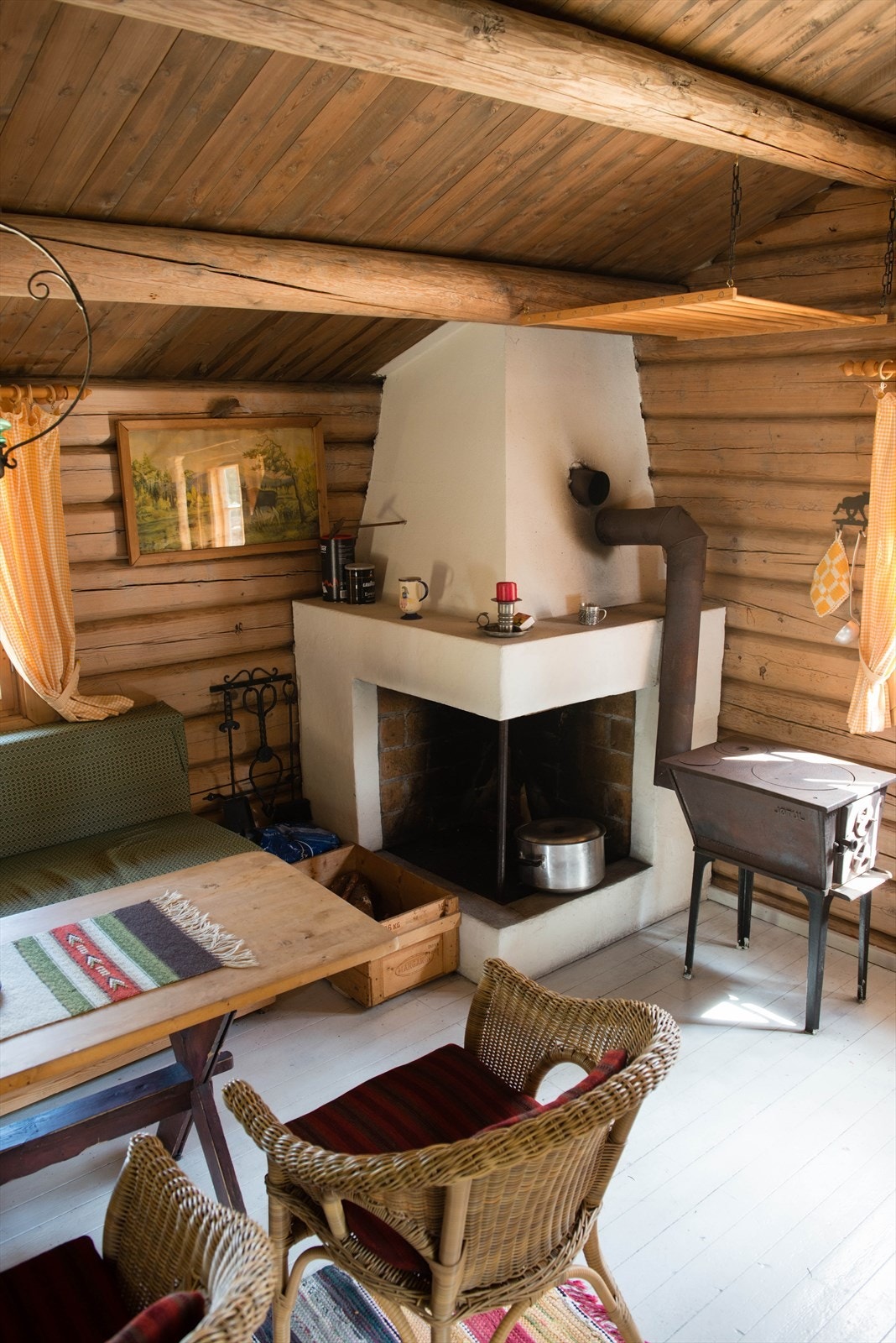 Ildsted med åpen peis og vedovn Galleribilde