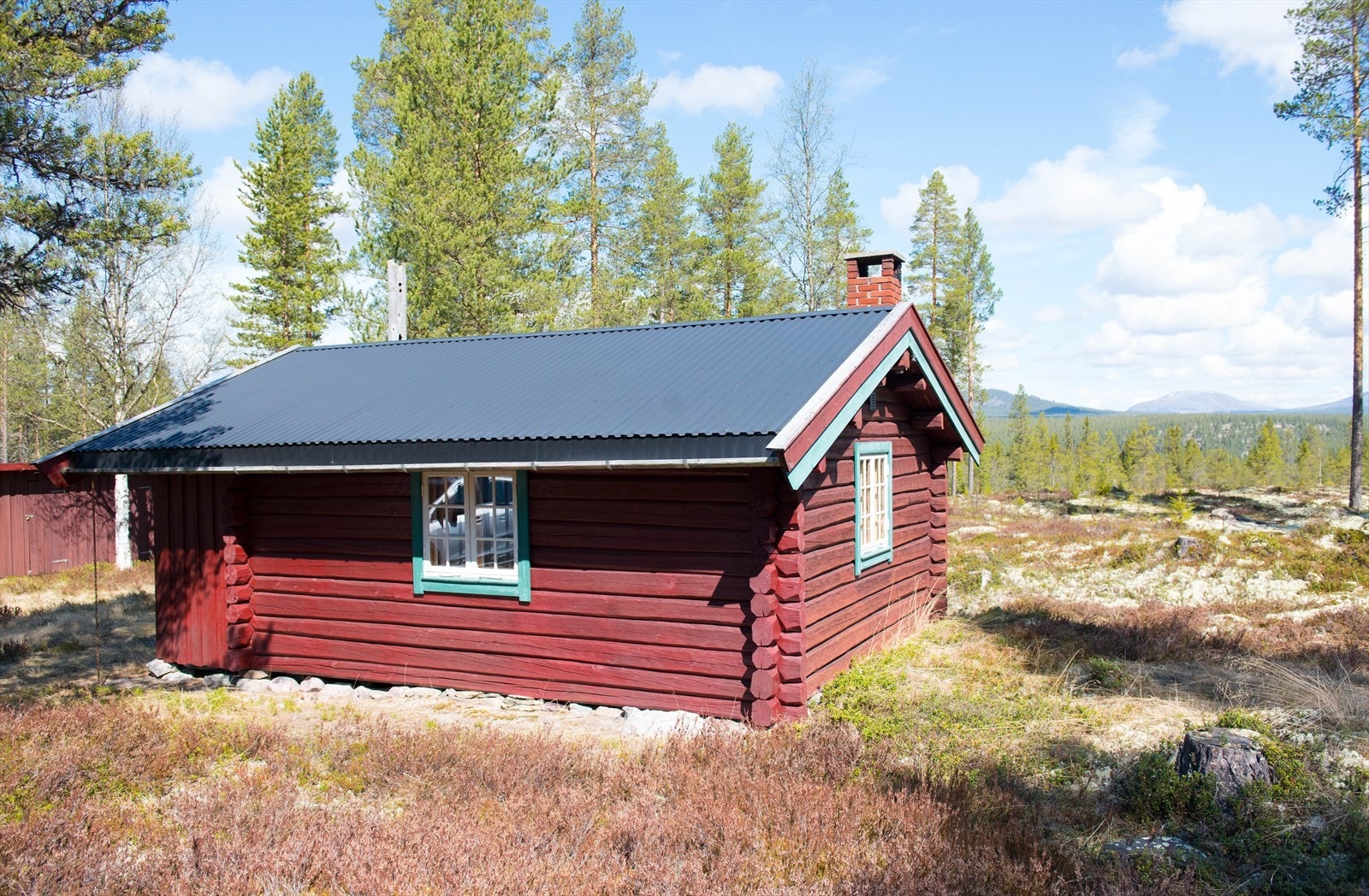 Renåbua sett fra nord med uthus i bakgrunnen Galleribilde