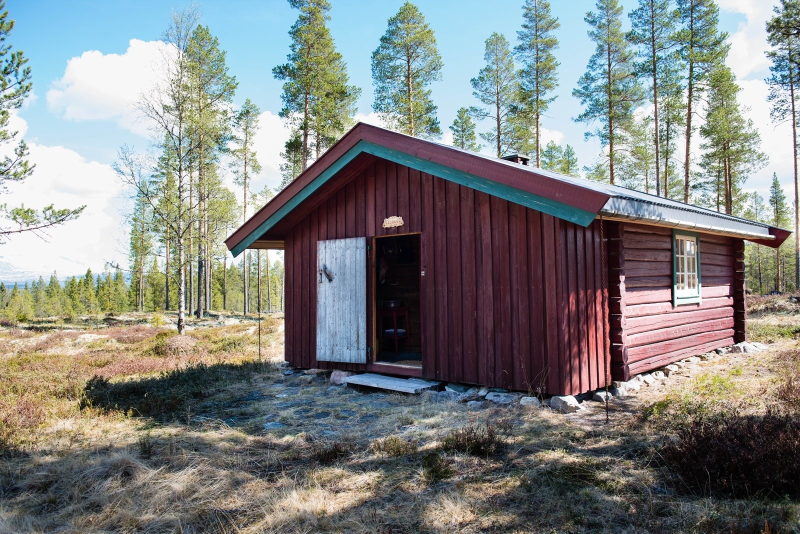 Renåbua, velholdt skogskoie med et innvendig areal på ca. 24 kvm Galleribilde