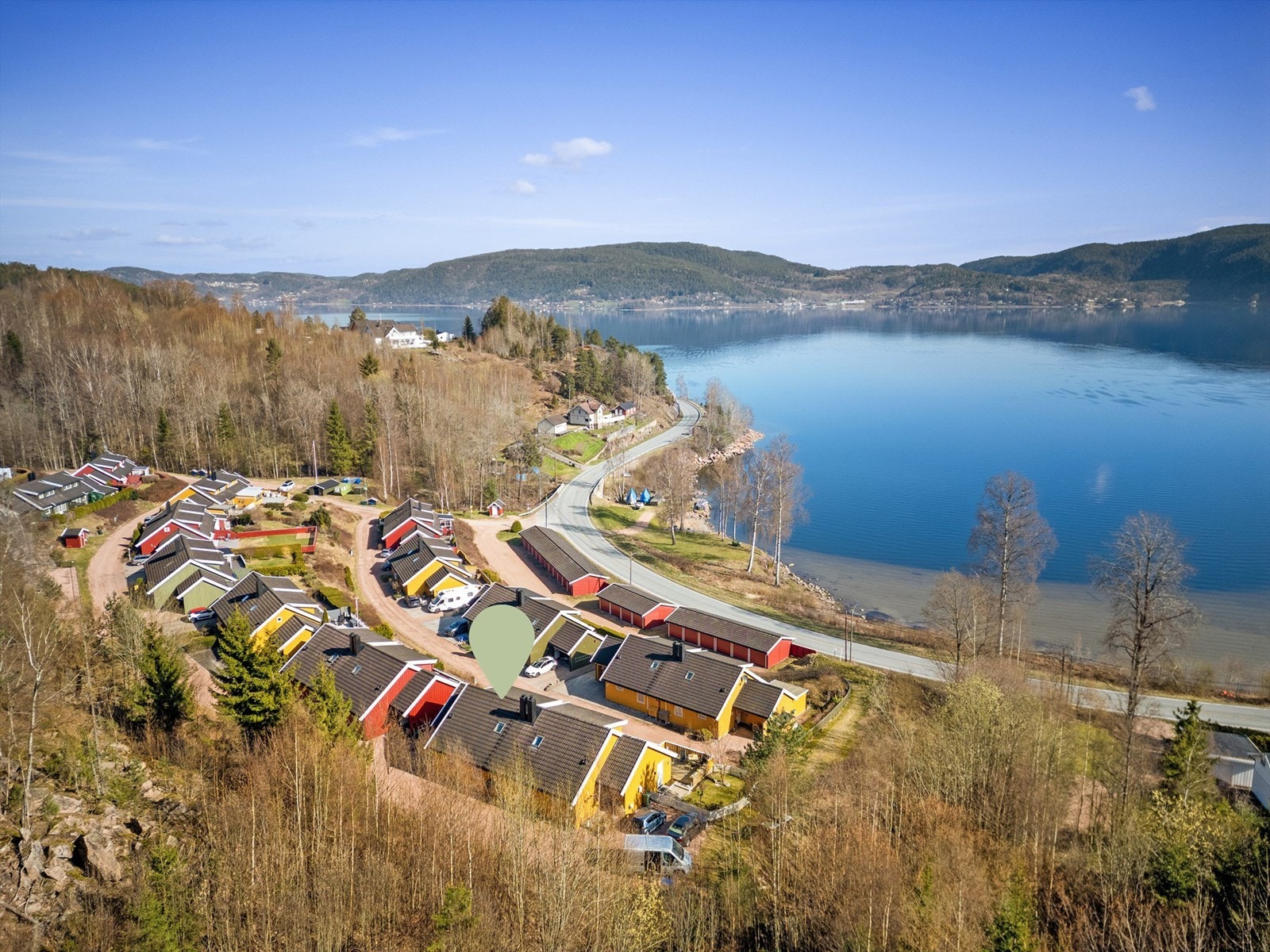 Rett til en båtplass på felles bryggeanlegg (inntil 21 fot), sameiet har tinglyst bruksrett på bryggen. Galleribilde