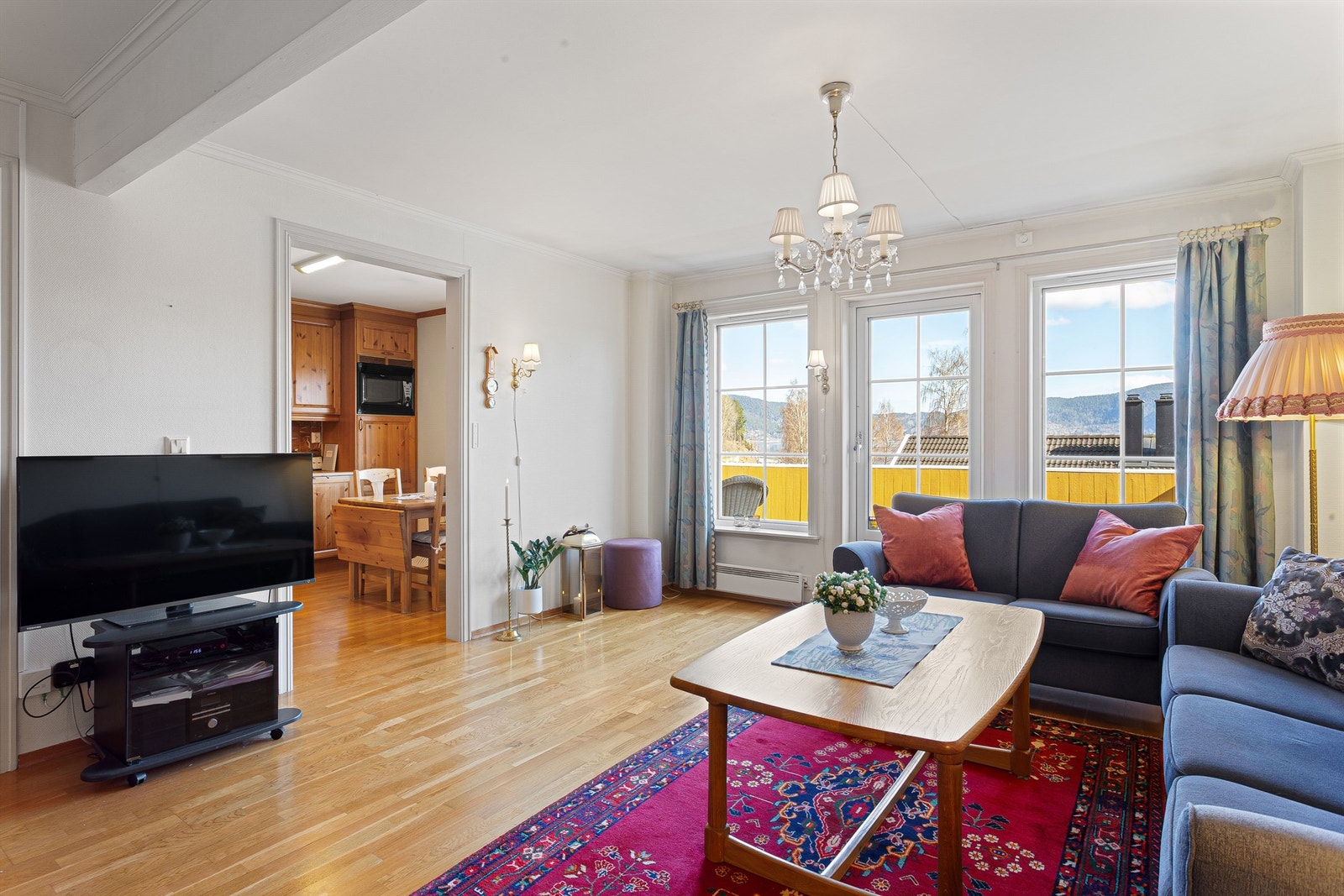 Fra stuen er det utgang til terrassen. Galleribilde