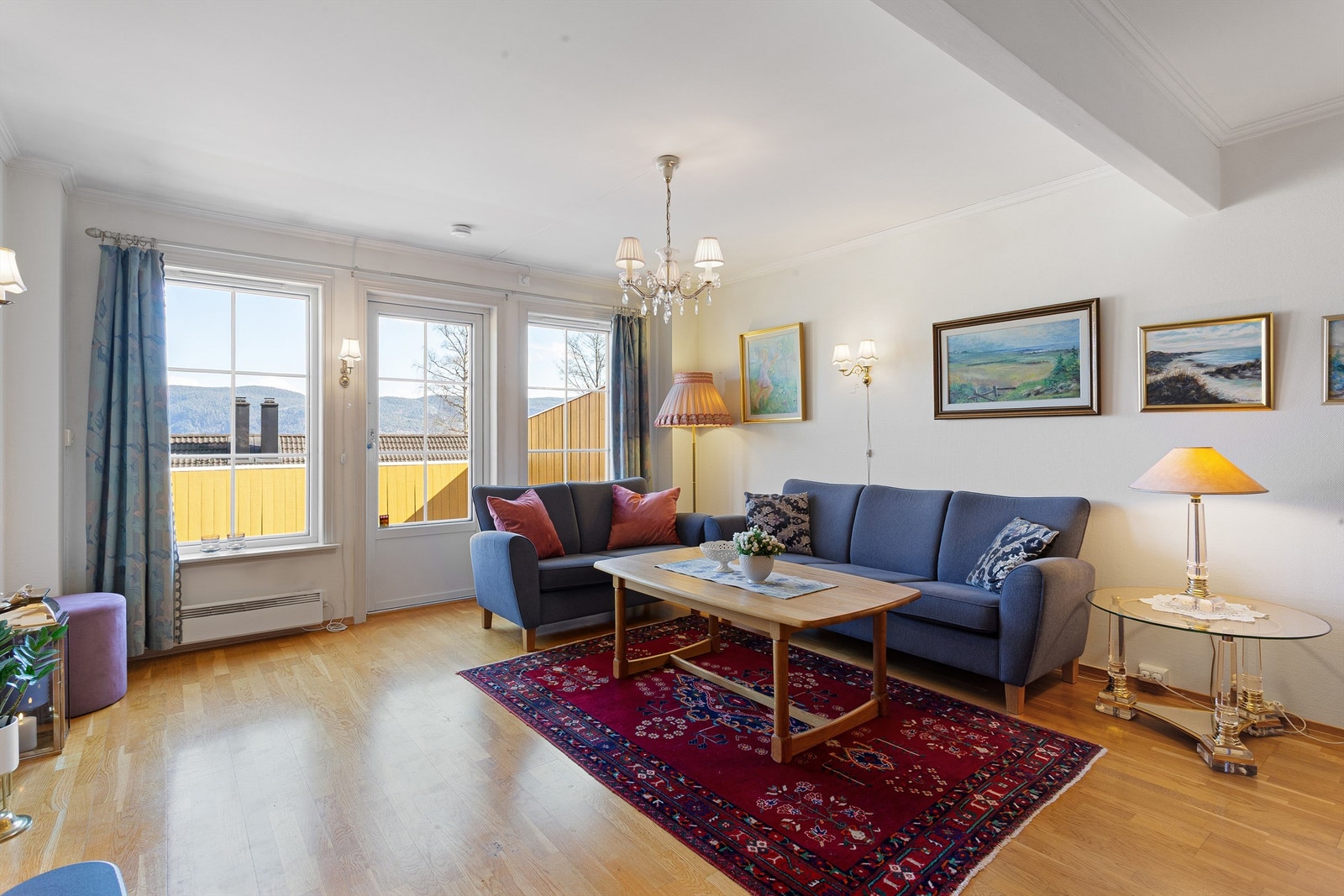 Stue/spisestue med sofaområde og spiseplass. Galleribilde
