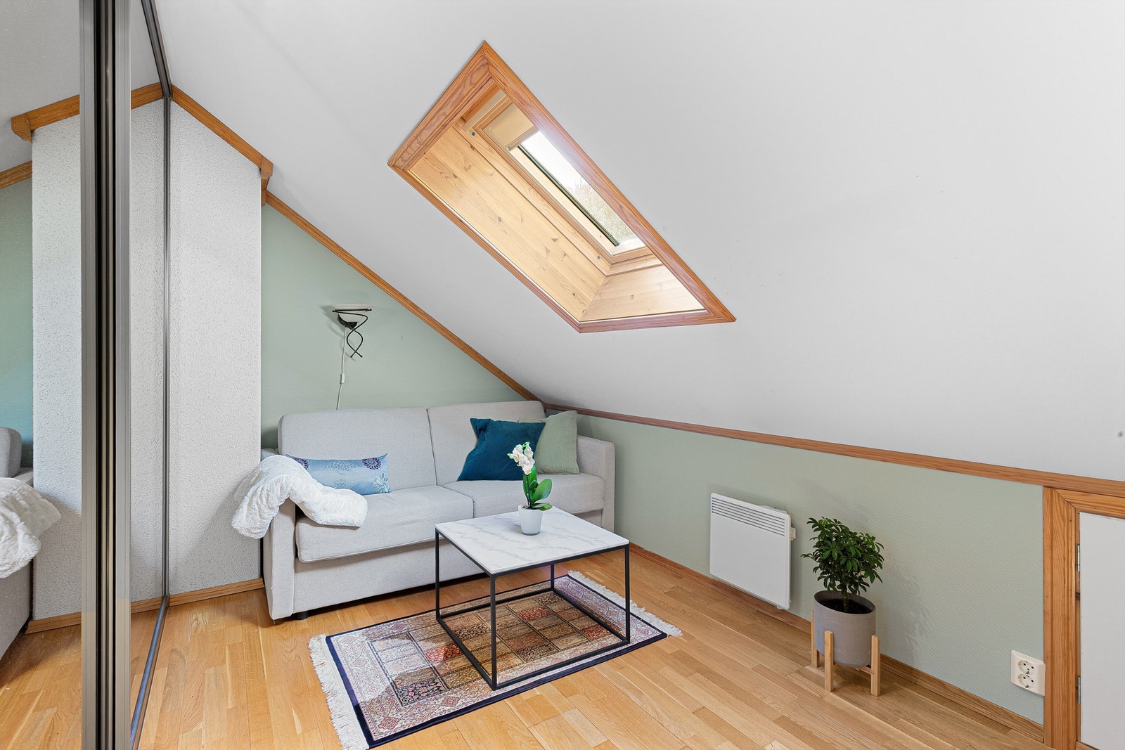 Skyvedørsgarderobe med speilfronter - Rommet er ikke bruksendret/omsøkt. Galleribilde