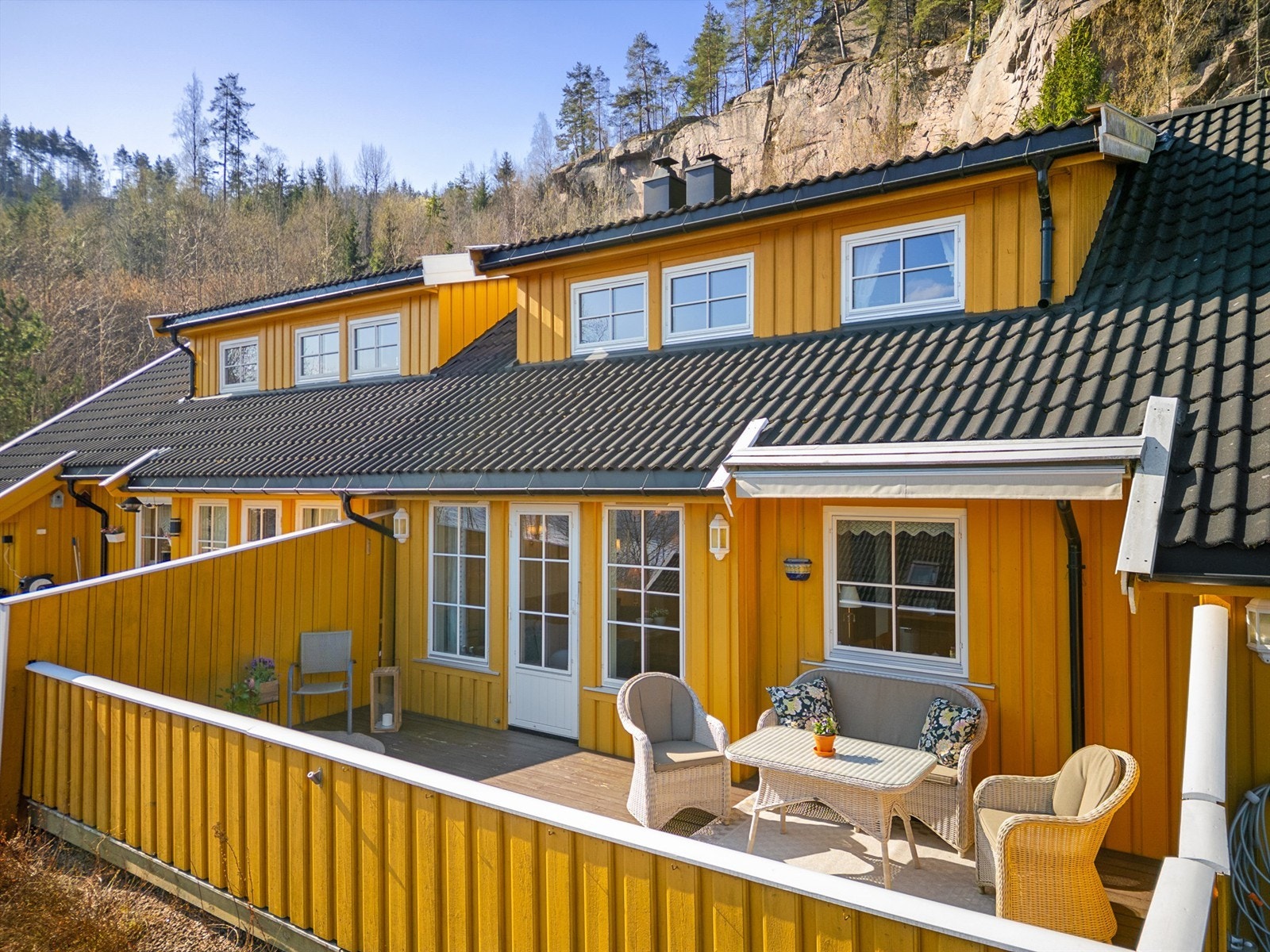 Det er fin utsikt mot fjorden fra terrassen. Galleribilde