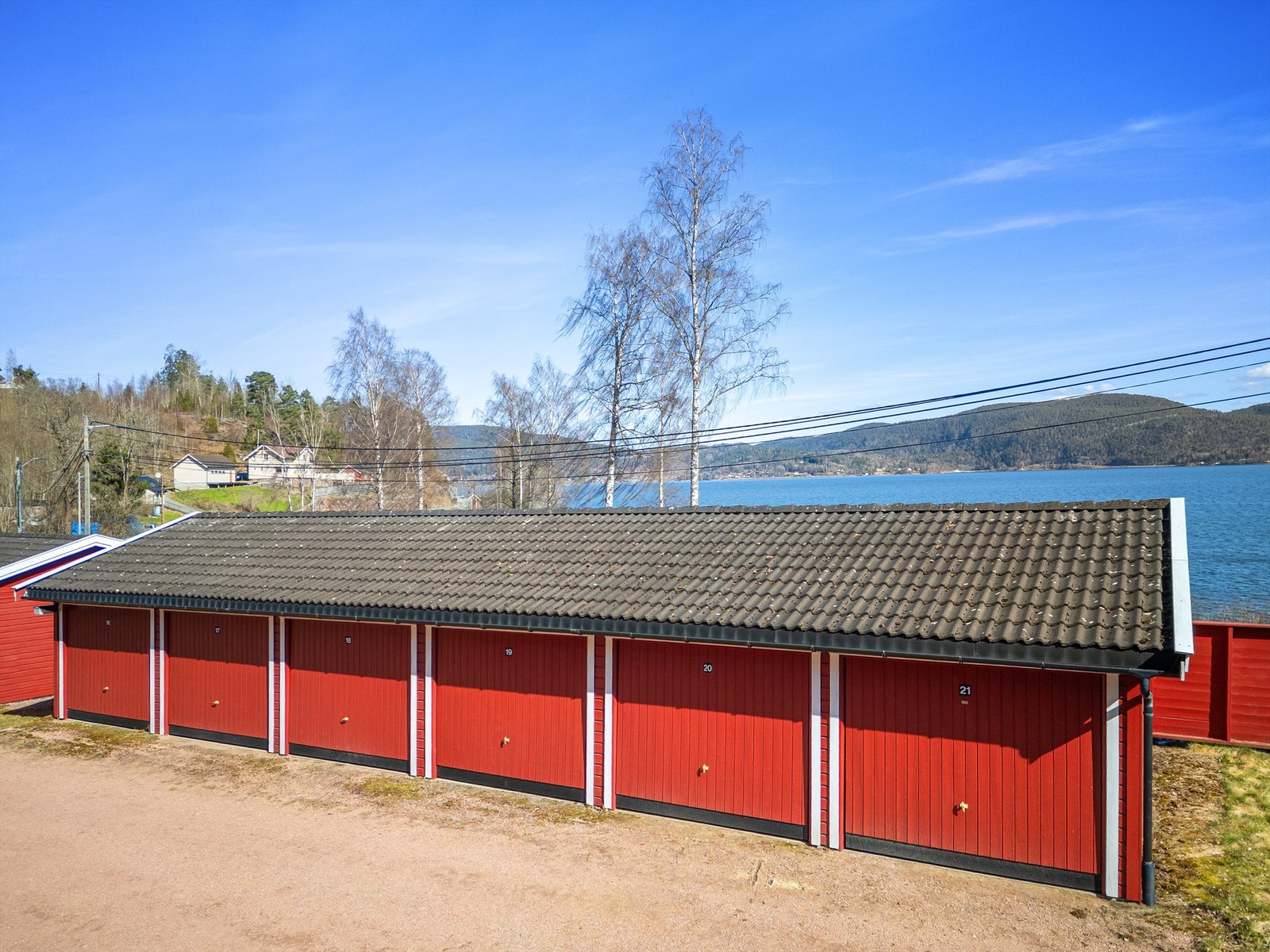 Medfølgende disponibel parkeringsplass (nr. 19) på ca. 15 kvm i felles garasjerekke. Galleribilde