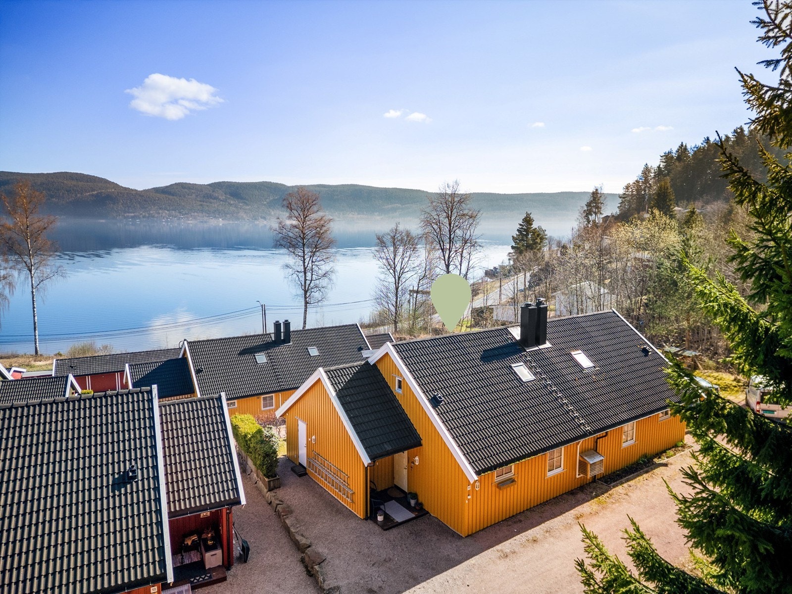 Pen vertikaldelt tomannsbolig med fin utsikt mot fjorden.
Foto: Ole Thorgeir Solheim Thoresen Galleribilde