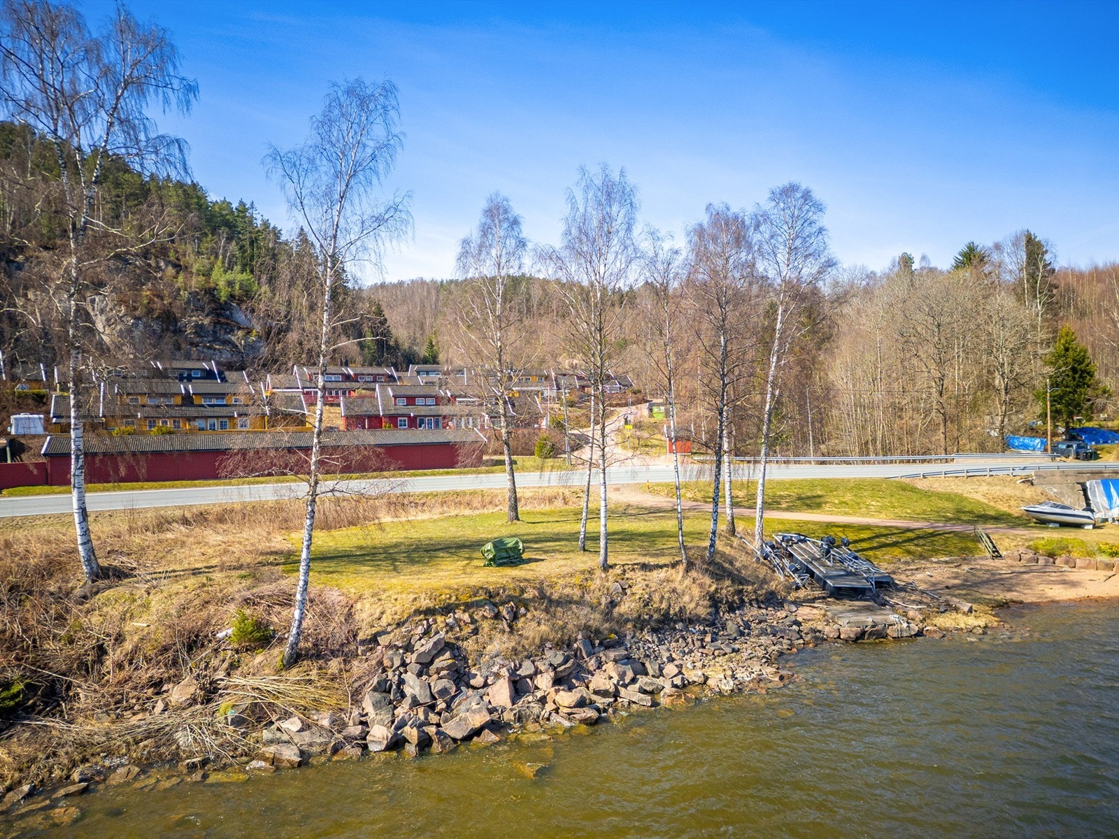 Ca. 7 min kjøring til Svelvik og ca. 20 min kjøring til Drammen. Galleribilde