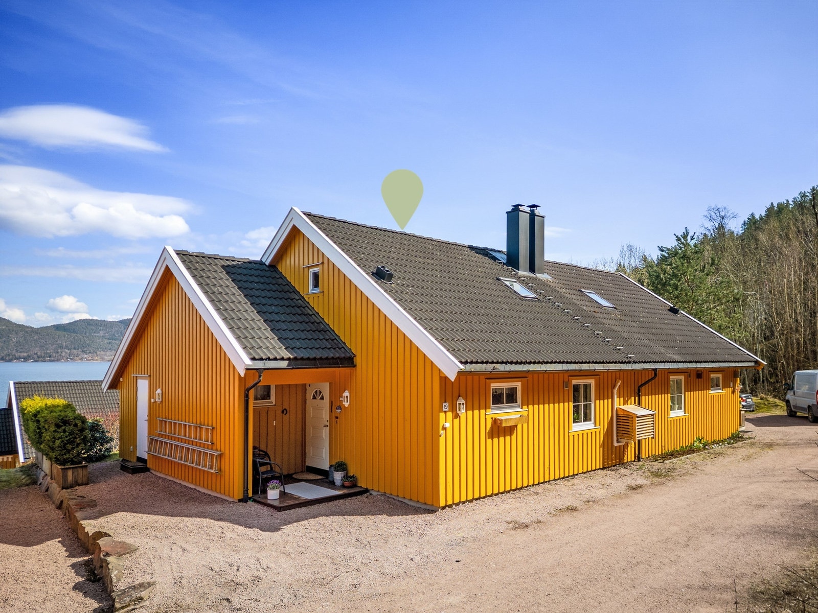 Fra gårdsplassen er det adkomst til boligens overbygde inngangsparti i 1. etasje. Galleribilde