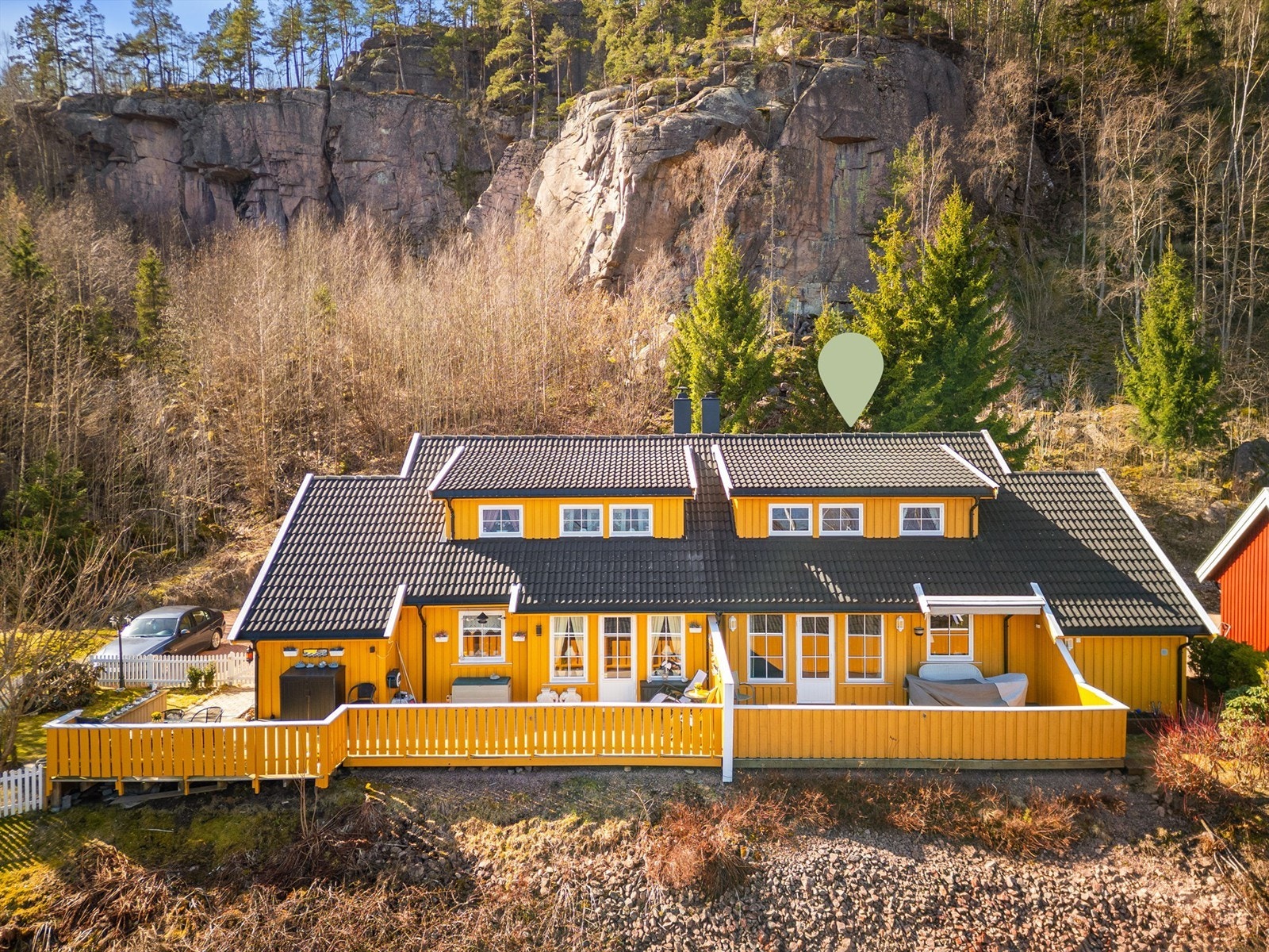 Øvrig er det parkeringsplass på egen gruset gårdsplass (ved boligen). Galleribilde