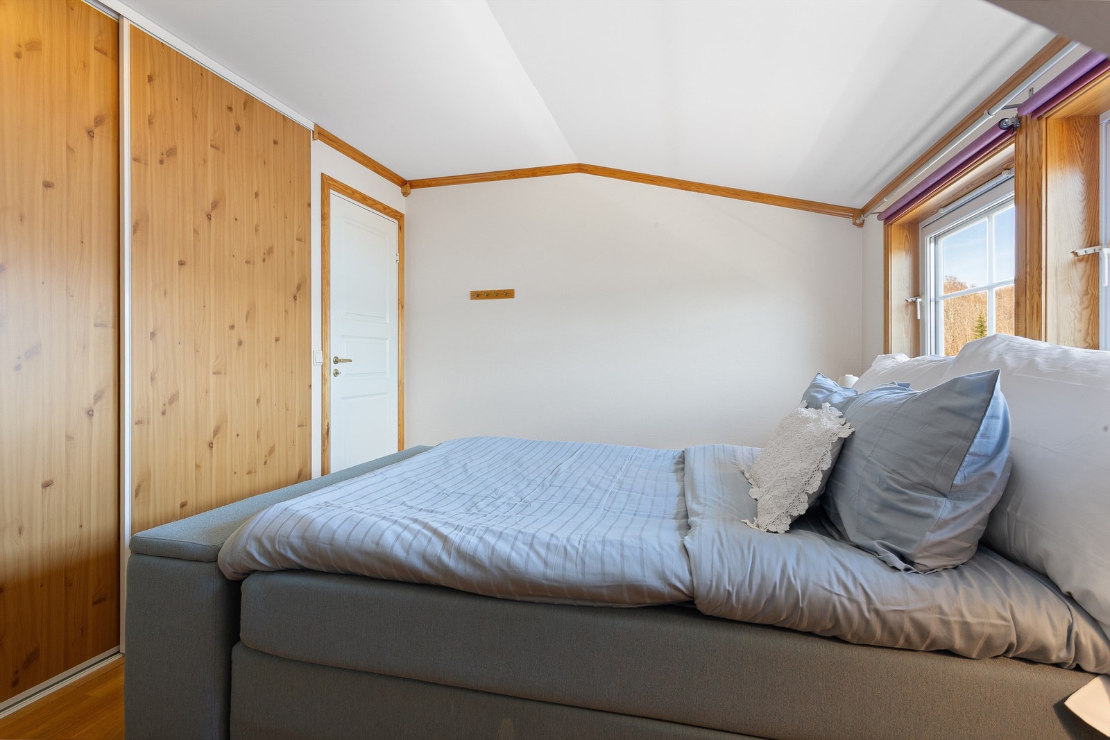 Plassbygget skyvedørsgarderobe i glatt utførelse - Rommet er ikke bruksendret/omsøkt. Galleribilde