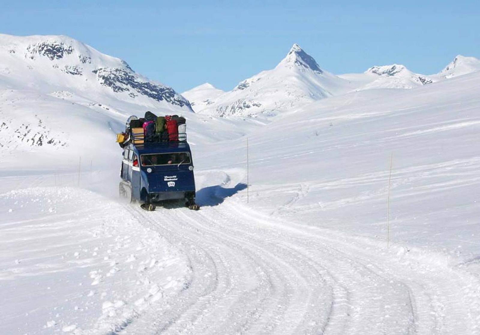 Mellom Tyin og Eidsbugarden går det beltebil fra feb- til mai. Foto fra Visit Valdres Galleribilde
