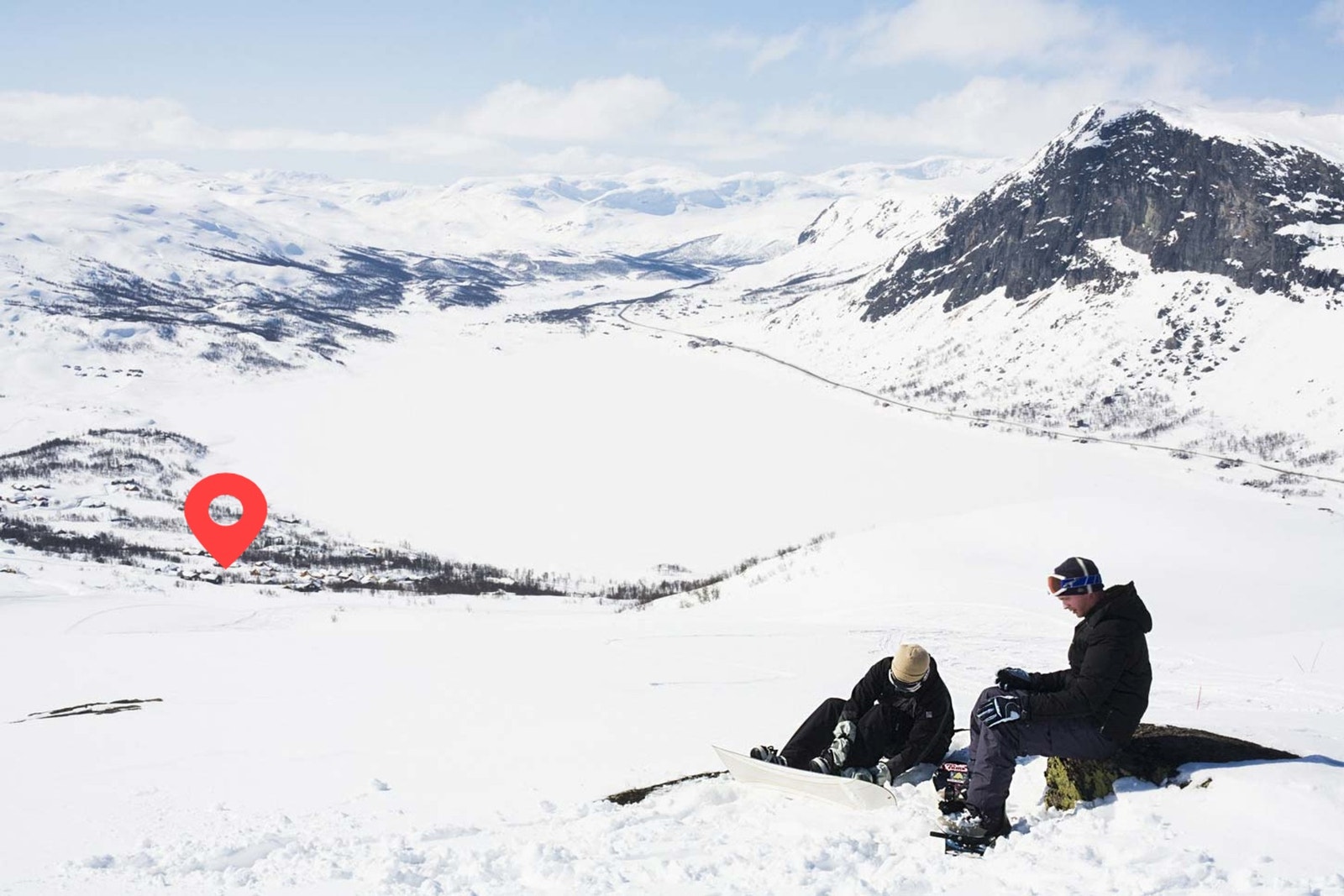 Dronefoto fra alpinanlegget mot Otrøvatnet. Tomtenes plassering ca markert Galleribilde