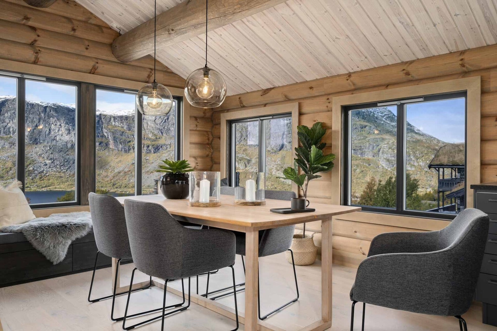 Utsikt fra spisestue i en tilsvarende modell. Foto fra en oppsatt hytte på feltet Galleribilde