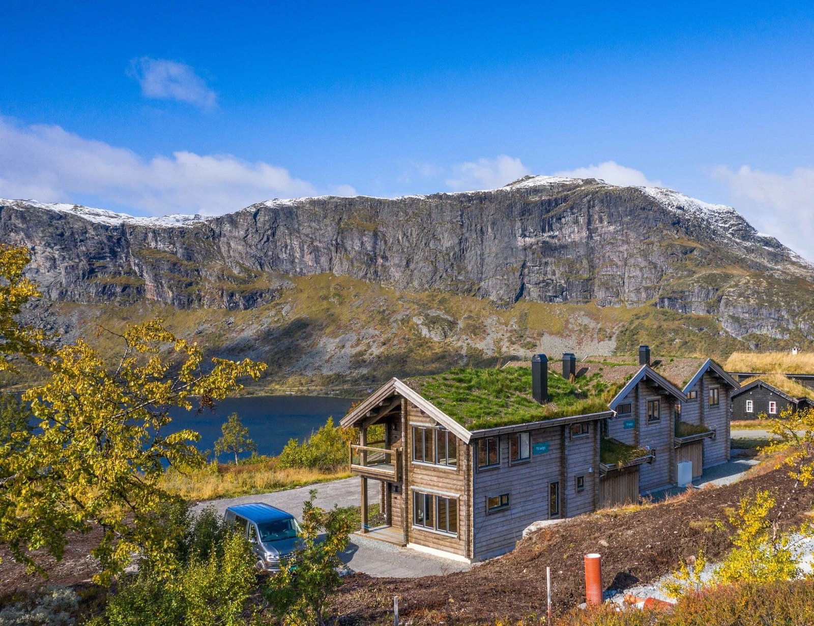 Foto fra tilsvarende bygg på tomteområdet mot Otrøvatnet og Støgonøse (1430moh) Galleribilde