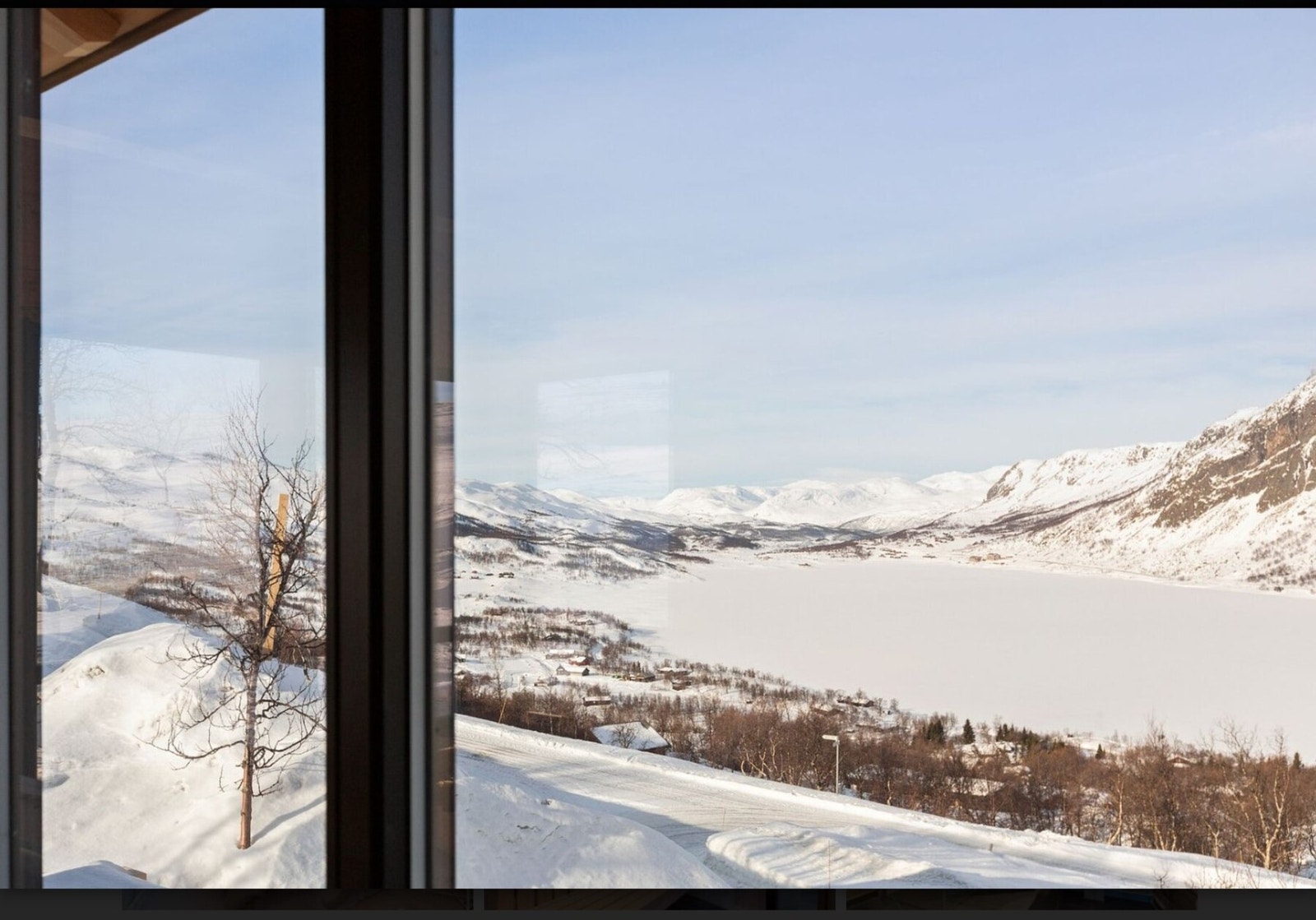 Utsikt fra en oppsatt hytte på feltet Galleribilde