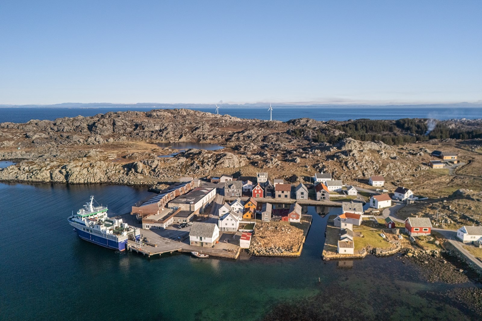 Beliggende i Nordvikvågen med havet rett utenfor stuevinduet Galleribilde