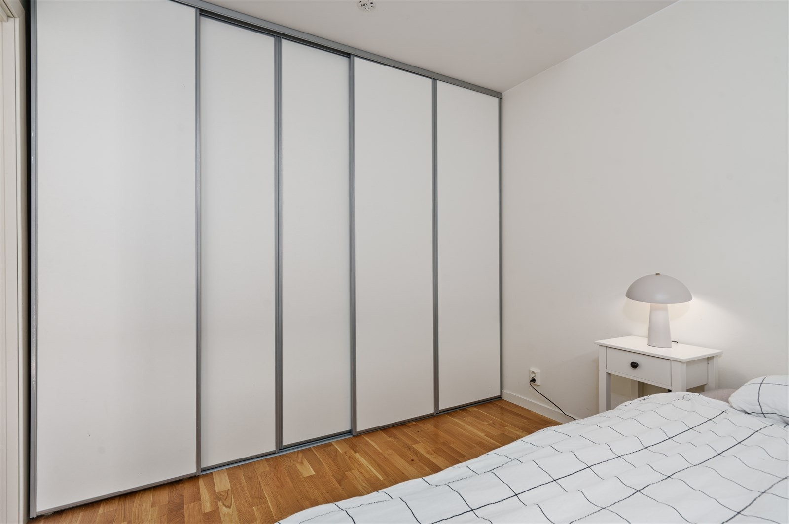 Stor skyvedørsgarderobe Galleribilde