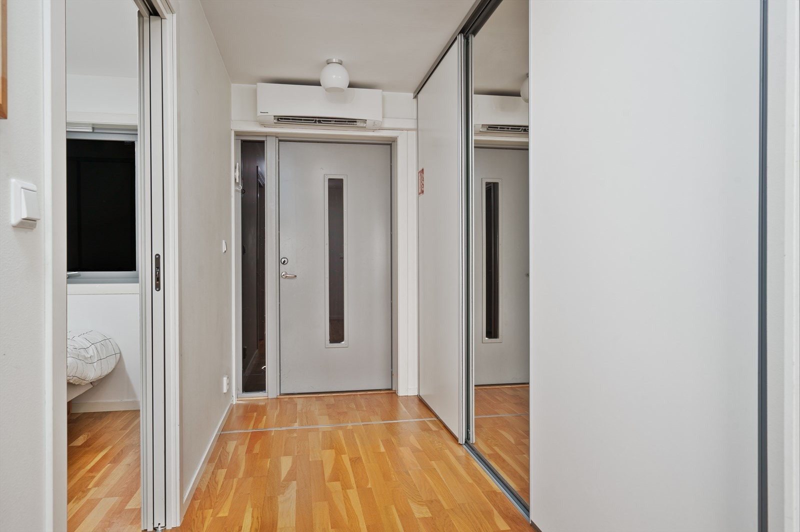 Gang med skyvedørsgarderobe og varmepumpe Galleribilde