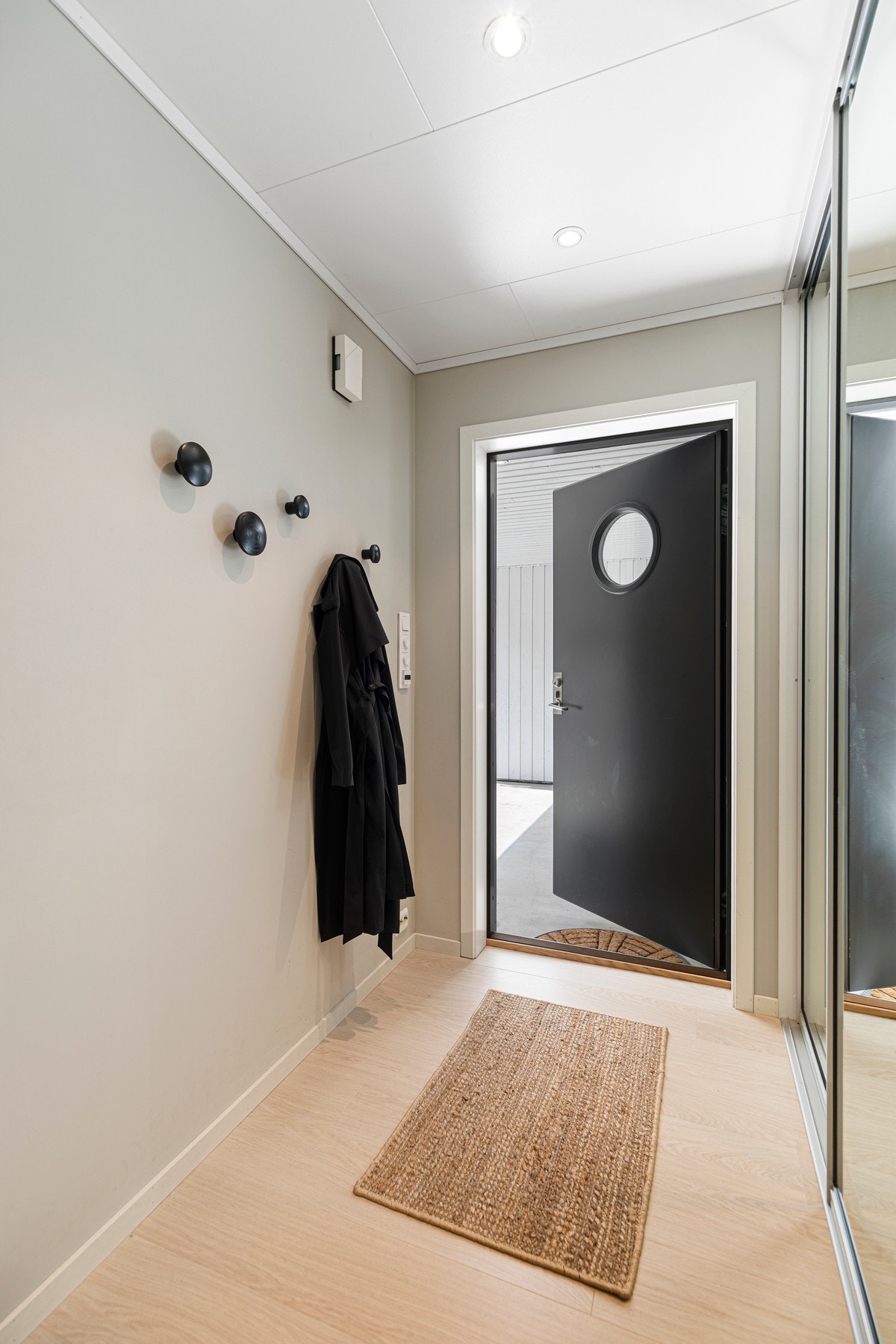 Gang med skyvedørsgarderobe fra Kvik. Galleribilde