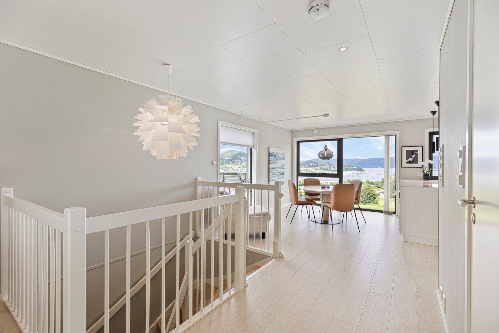 Fra hall er det trapp til hovedetasjen. Galleribilde