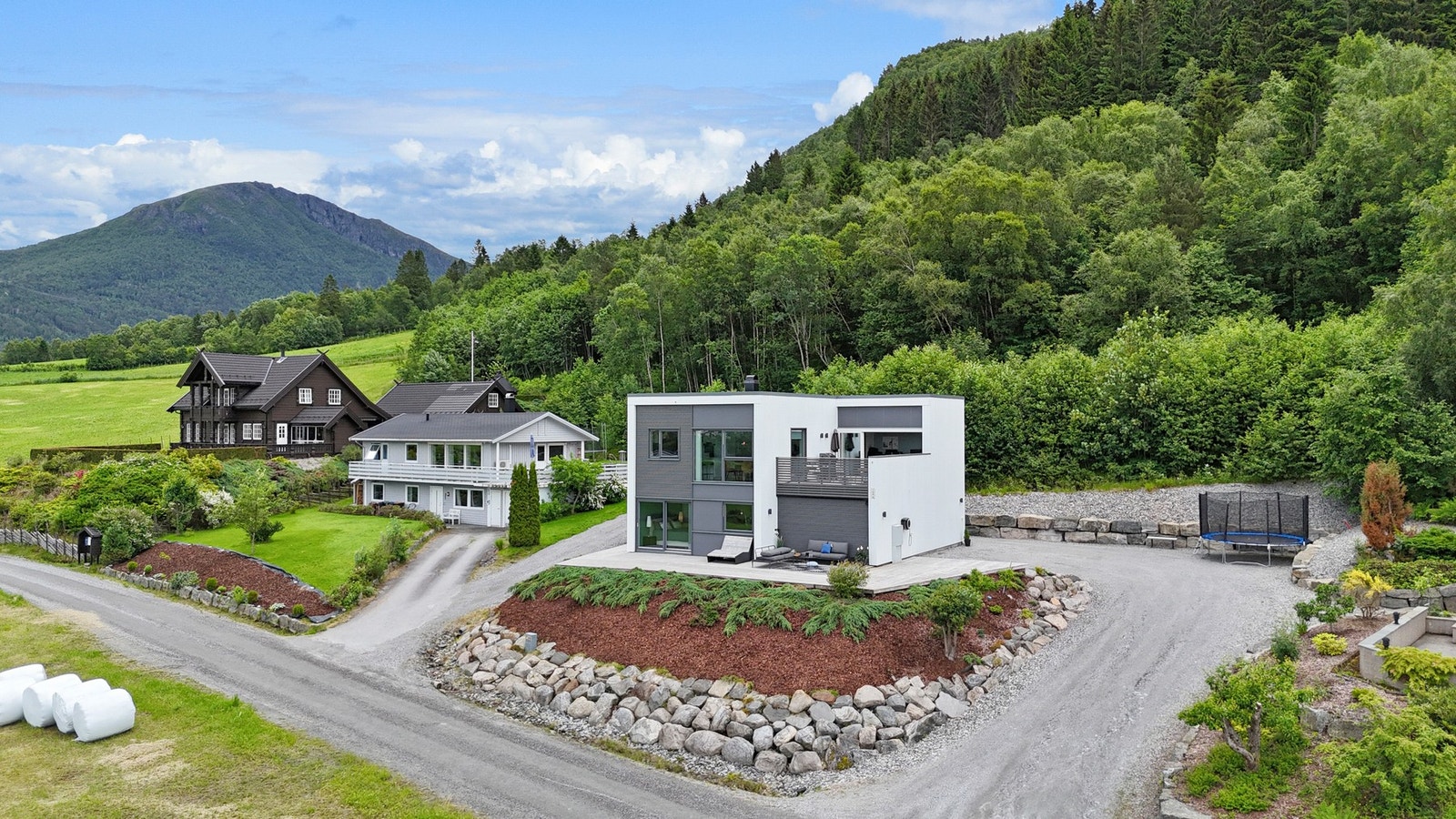 Svært gode parkeringsmuligheter på eiendommen. Galleribilde