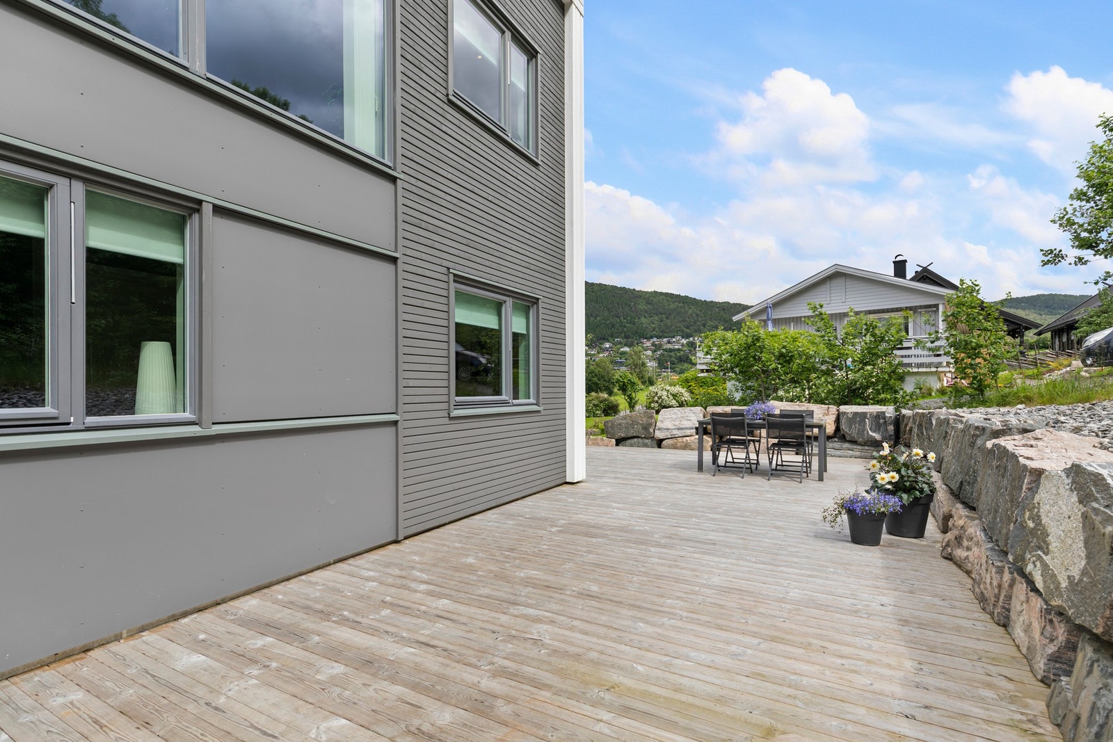 Stor terrasse på totalt 137 kvm som strekker seg rundt boligen. Galleribilde