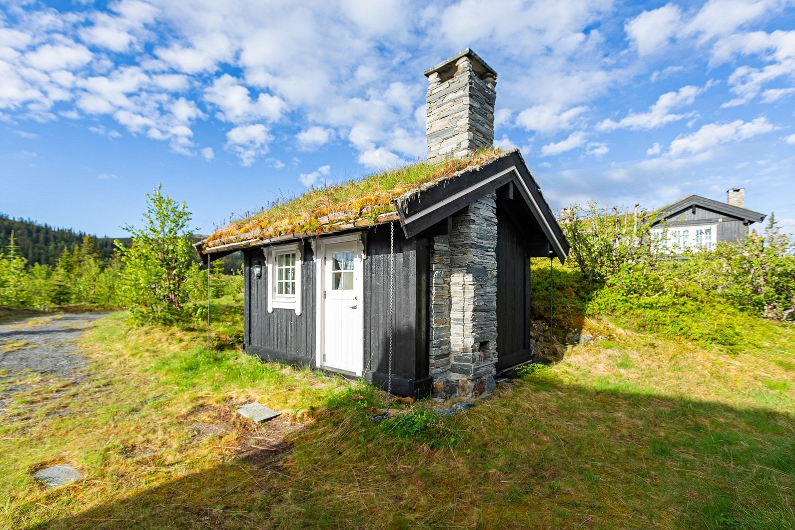 Torvpå tak til både hytte og anneks. Galleribilde
