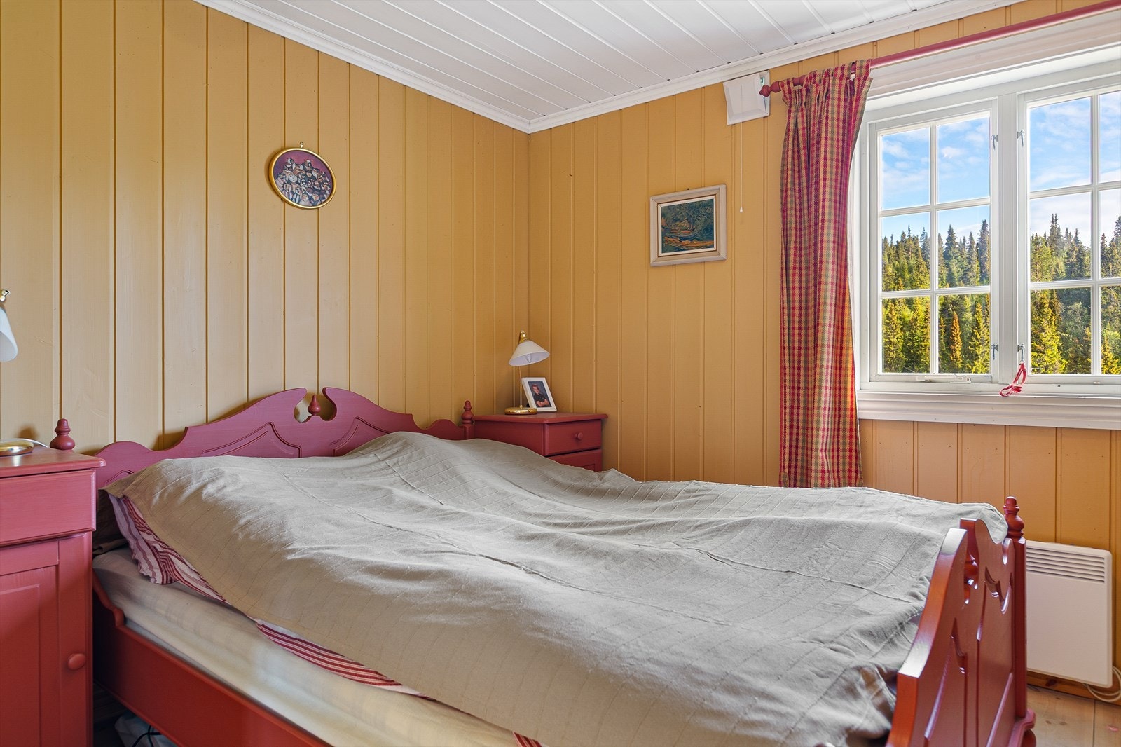 Rommet har god plass til dobbeltseng og nattbord. Galleribilde