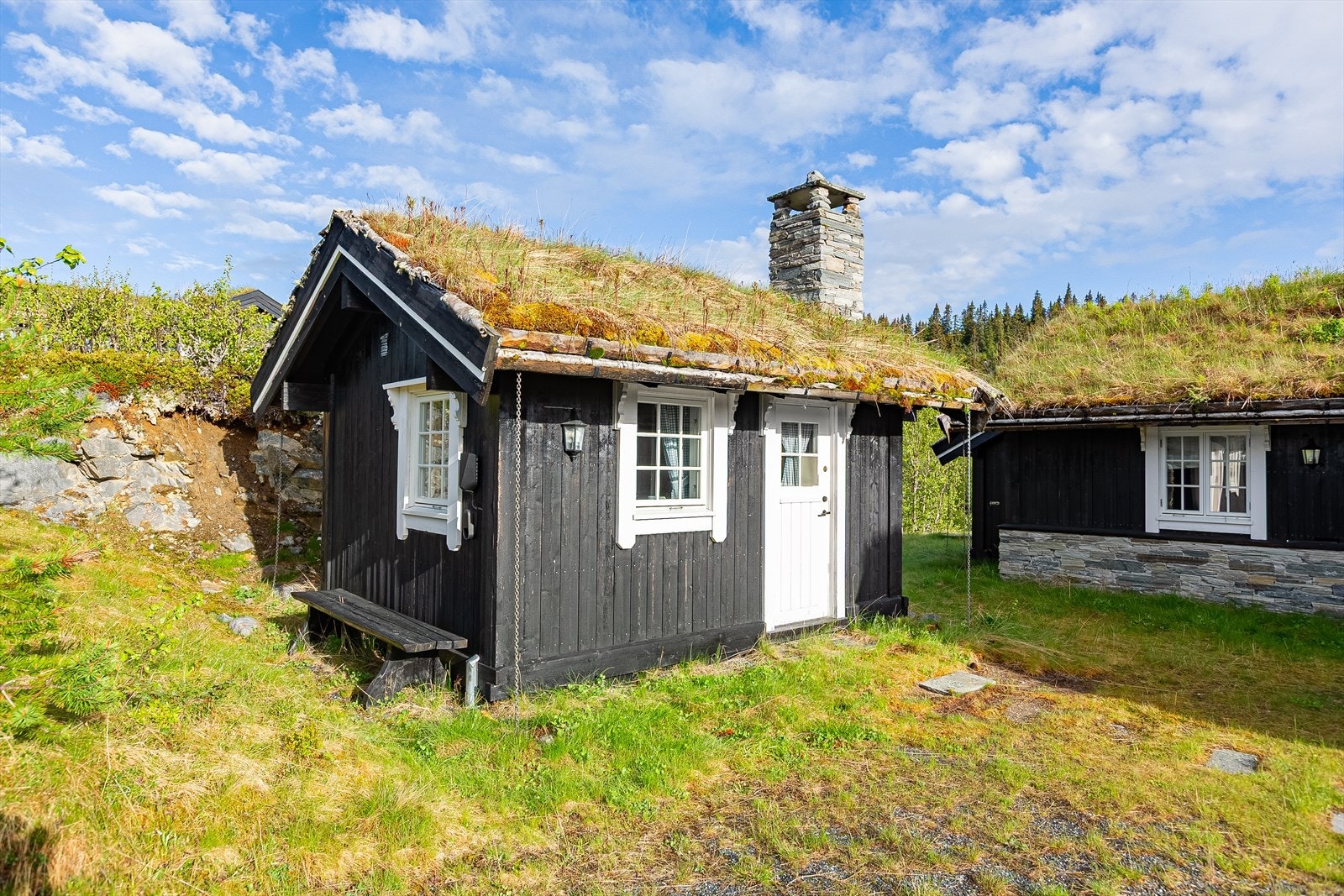 Hytta og annekset er oppført med stavlaft med grove bunnstokker og hjørnekasser. Utvendige fasadedeler og pipene på hytta og anneks er forblendet med stablesteinsmurer. Galleribilde
