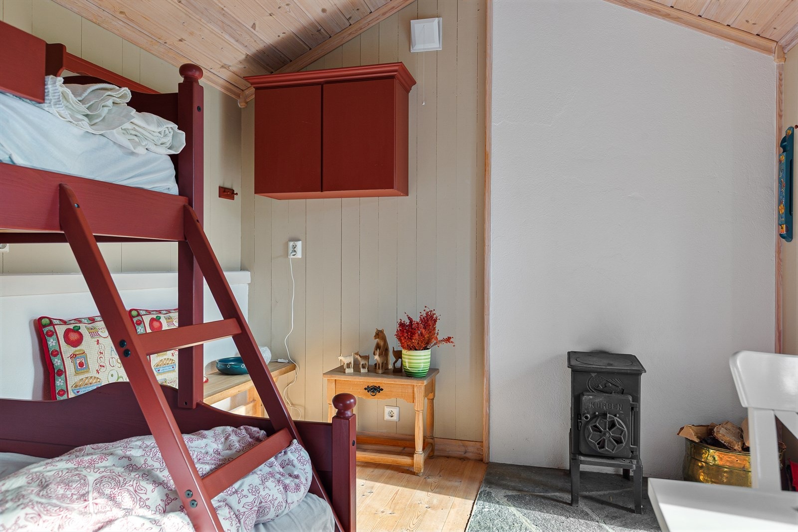 I dag er annekset innredet med køyeseng og spisebord. Galleribilde