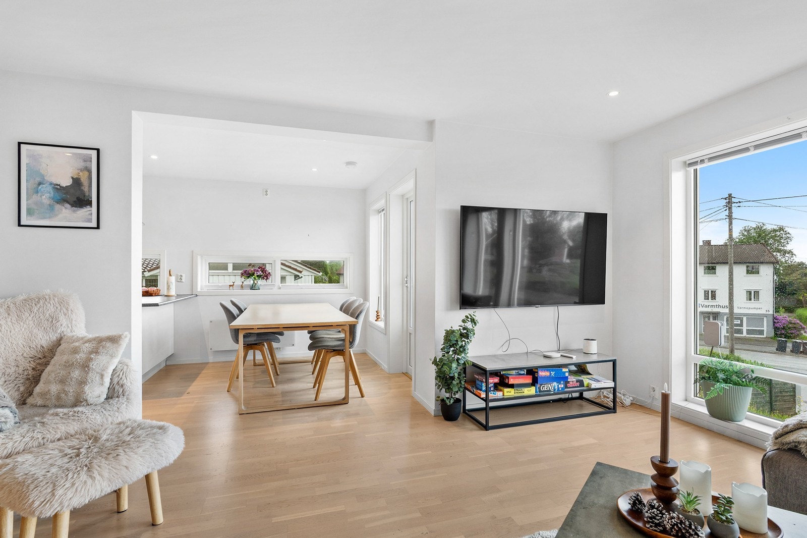 Stuen er åpen og har lyse farger med store vindusoverflater, slik at man har en flott utsikt over nærområdet. Galleribilde