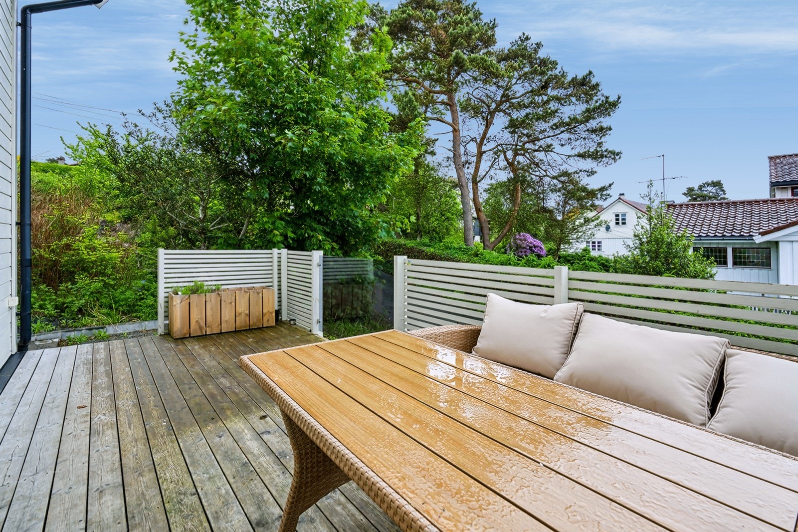 Perfekt med flere uteområder tilknyttet boligen, slik at man kan flytte seg rundt etter vær og vind. Galleribilde