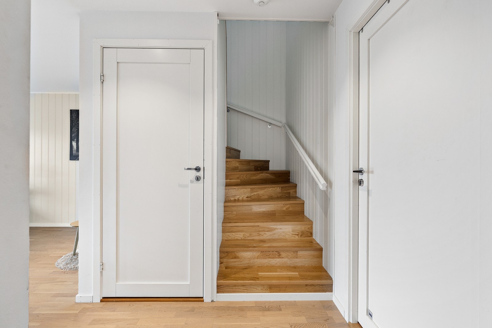 For oppbevaring er det en praktisk bod under trappen. Galleribilde
