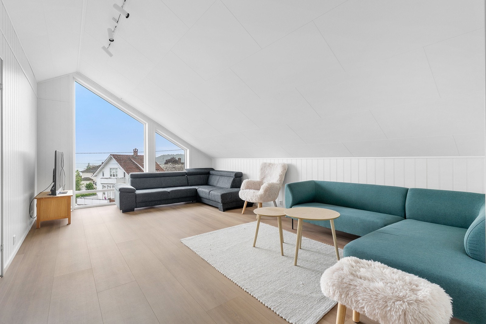 Her er det også store og moderne vinduer som gir et naturlig lysinnslipp til rommet. Galleribilde